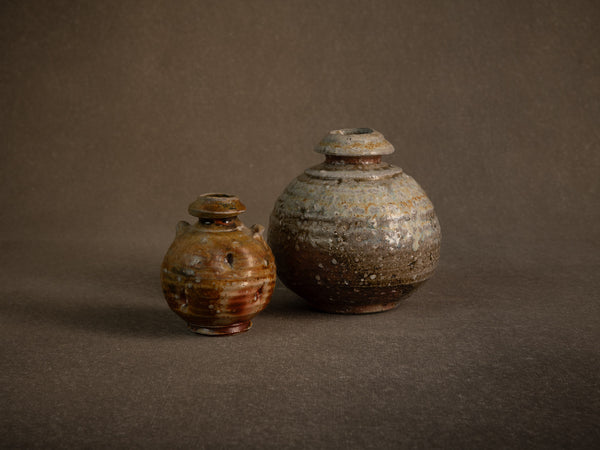 Duo de vases en grès fledspathique dans le style de shigaraki, Belgique (vers 1990)..Pair of stoneware vases in the Shigaraki style, Belgium (circa 1990)