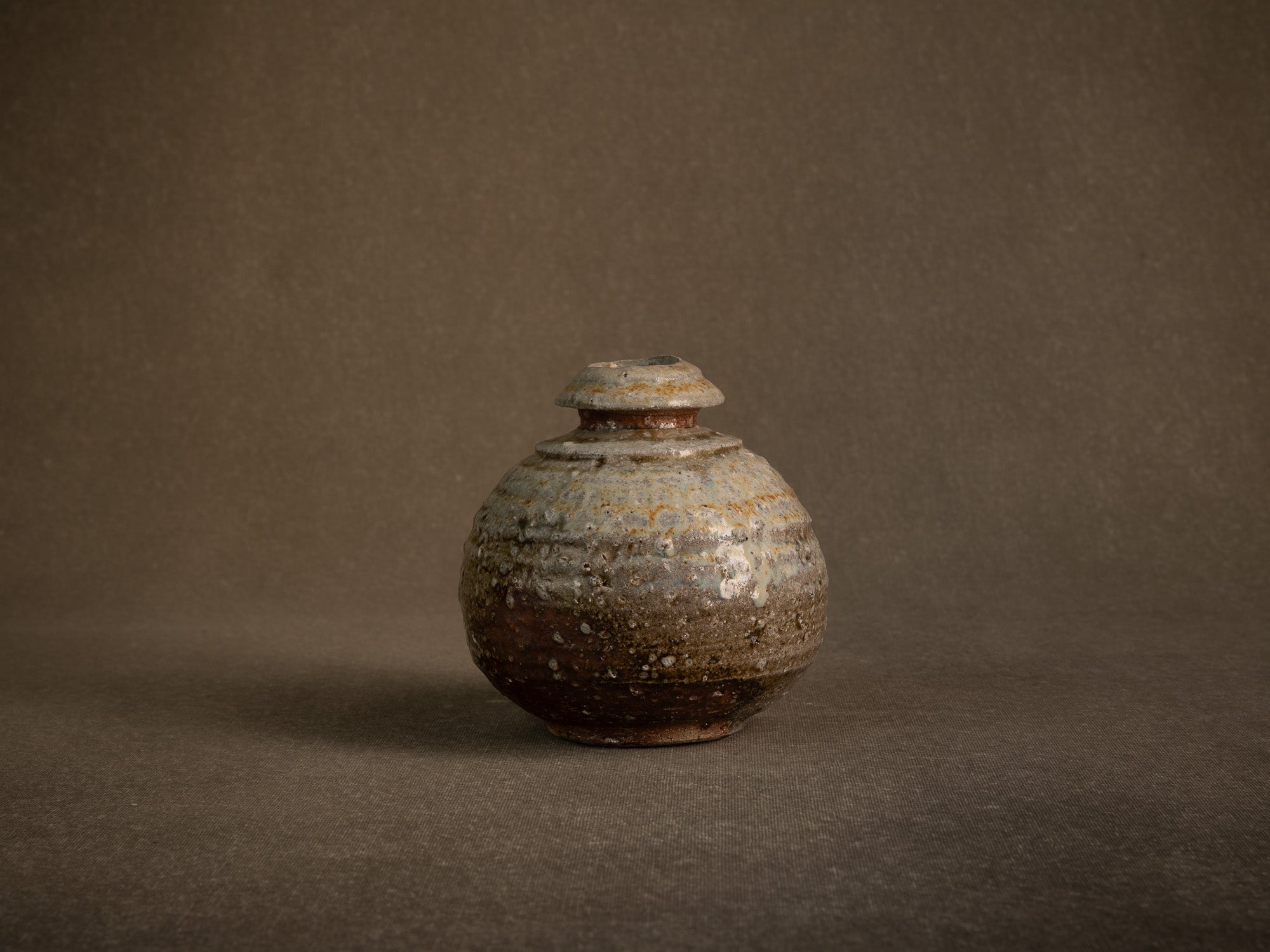 Vase en grès dans le style de shigaraki, Belgique (vers 1990)..Stoneware vase in the Shigaraki style, Belgium (circa 1990)