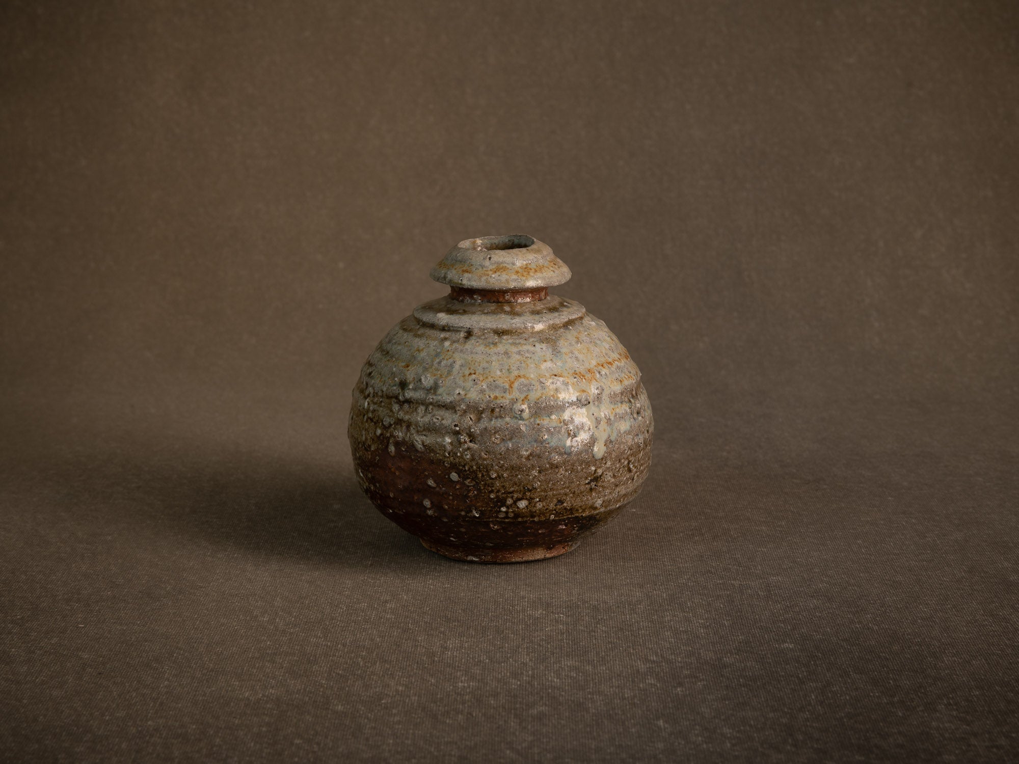 Vase en grès dans le style de shigaraki, Belgique (vers 1990)..Stoneware vase in the Shigaraki style, Belgium (circa 1990)