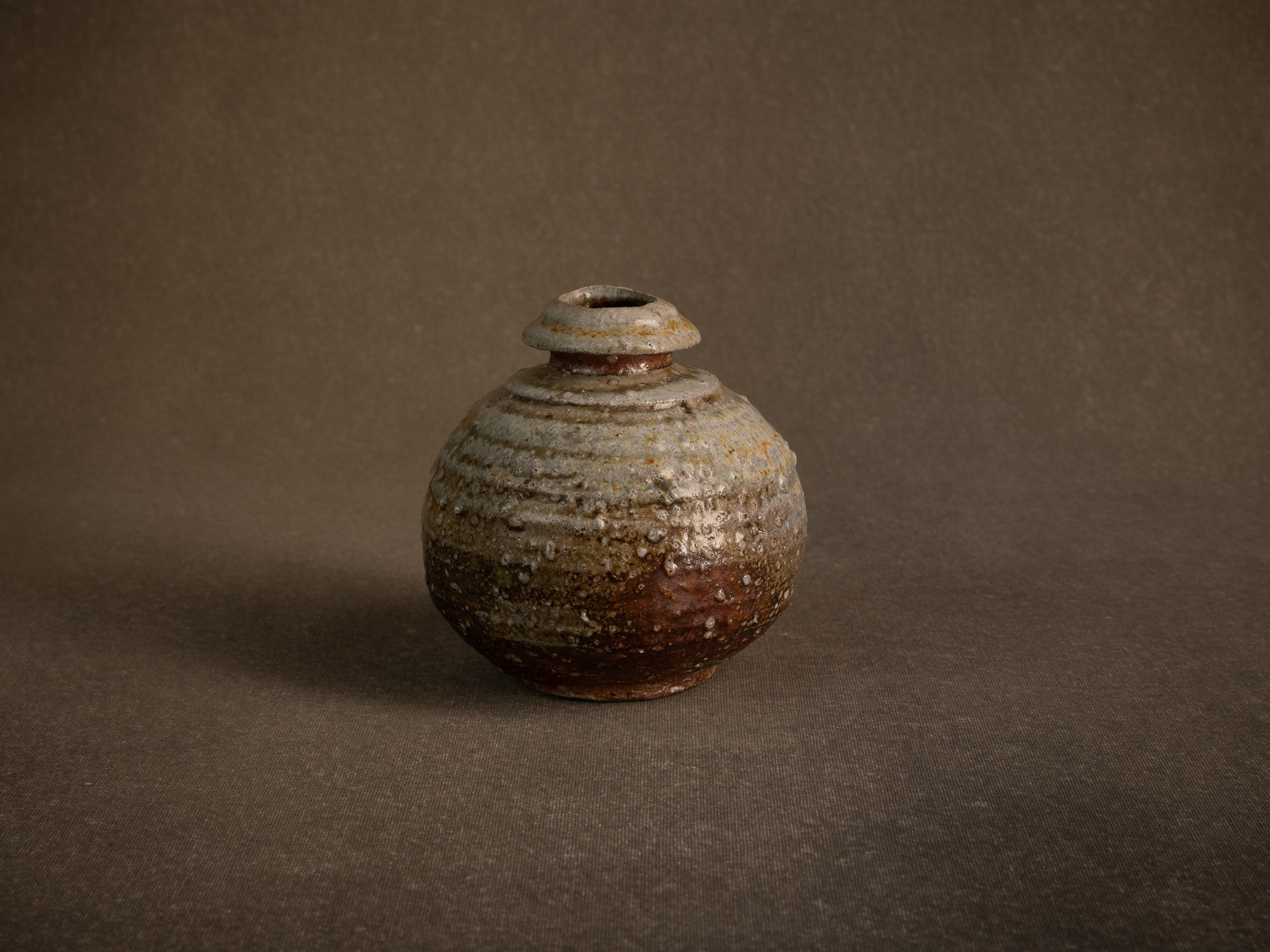 Vase en grès dans le style de shigaraki, Belgique (vers 1990)..Stoneware vase in the Shigaraki style, Belgium (circa 1990)