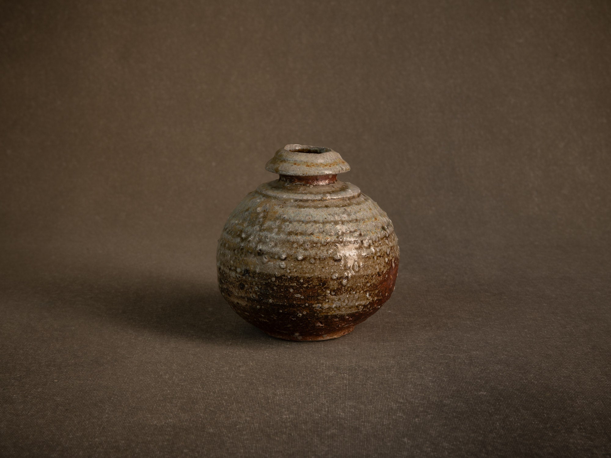 Vase en grès dans le style de shigaraki, Belgique (vers 1990)..Stoneware vase in the Shigaraki style, Belgium (circa 1990)