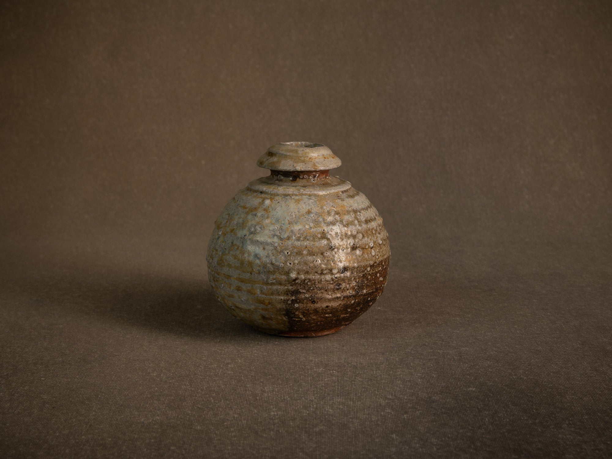 Vase en grès dans le style de shigaraki, Belgique (vers 1990)..Stoneware vase in the Shigaraki style, Belgium (circa 1990)