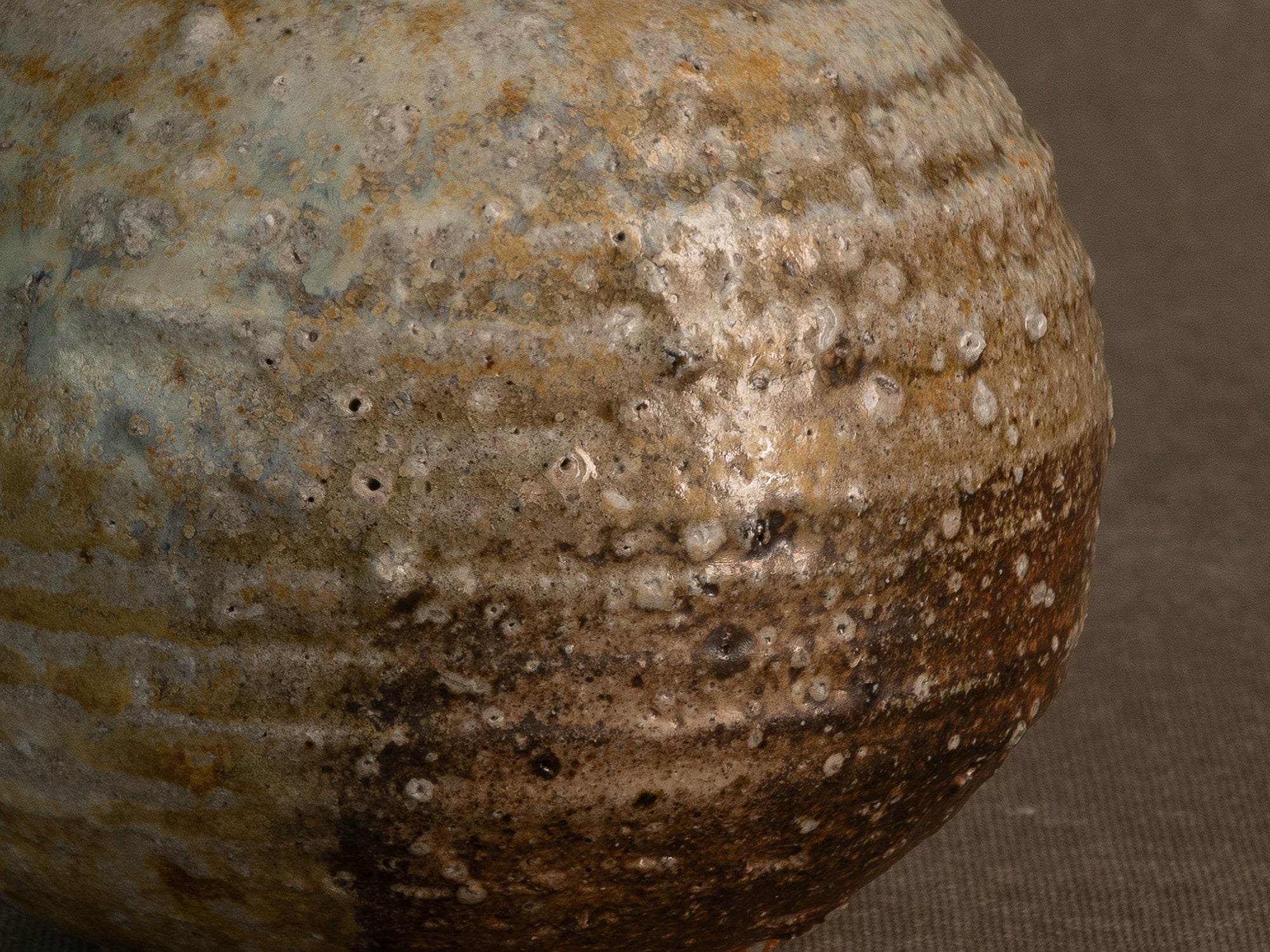 Vase en grès dans le style de shigaraki, Belgique (vers 1990)..Stoneware vase in the Shigaraki style, Belgium (circa 1990)