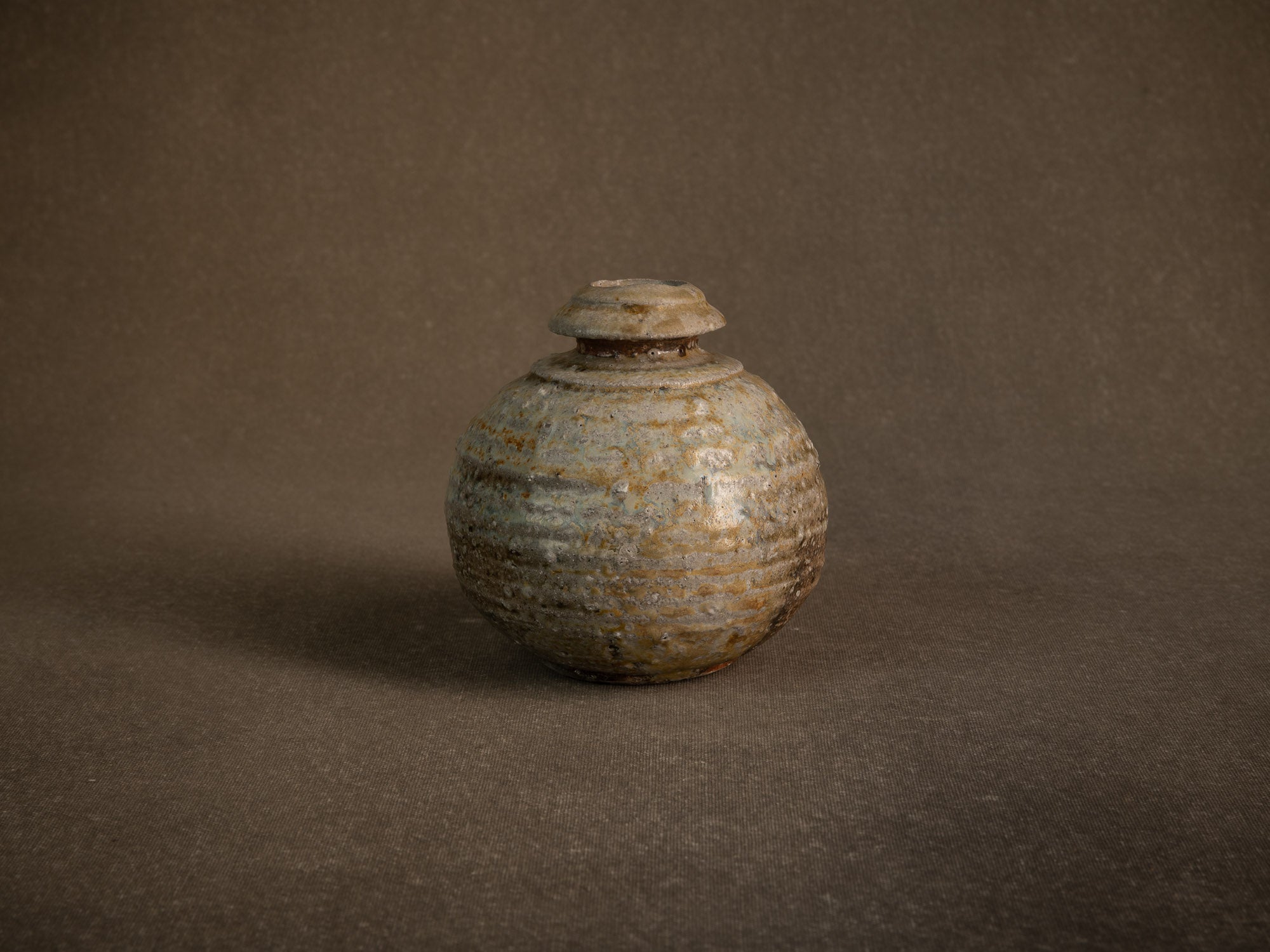 Vase en grès dans le style de shigaraki, Belgique (vers 1990)..Stoneware vase in the Shigaraki style, Belgium (circa 1990)