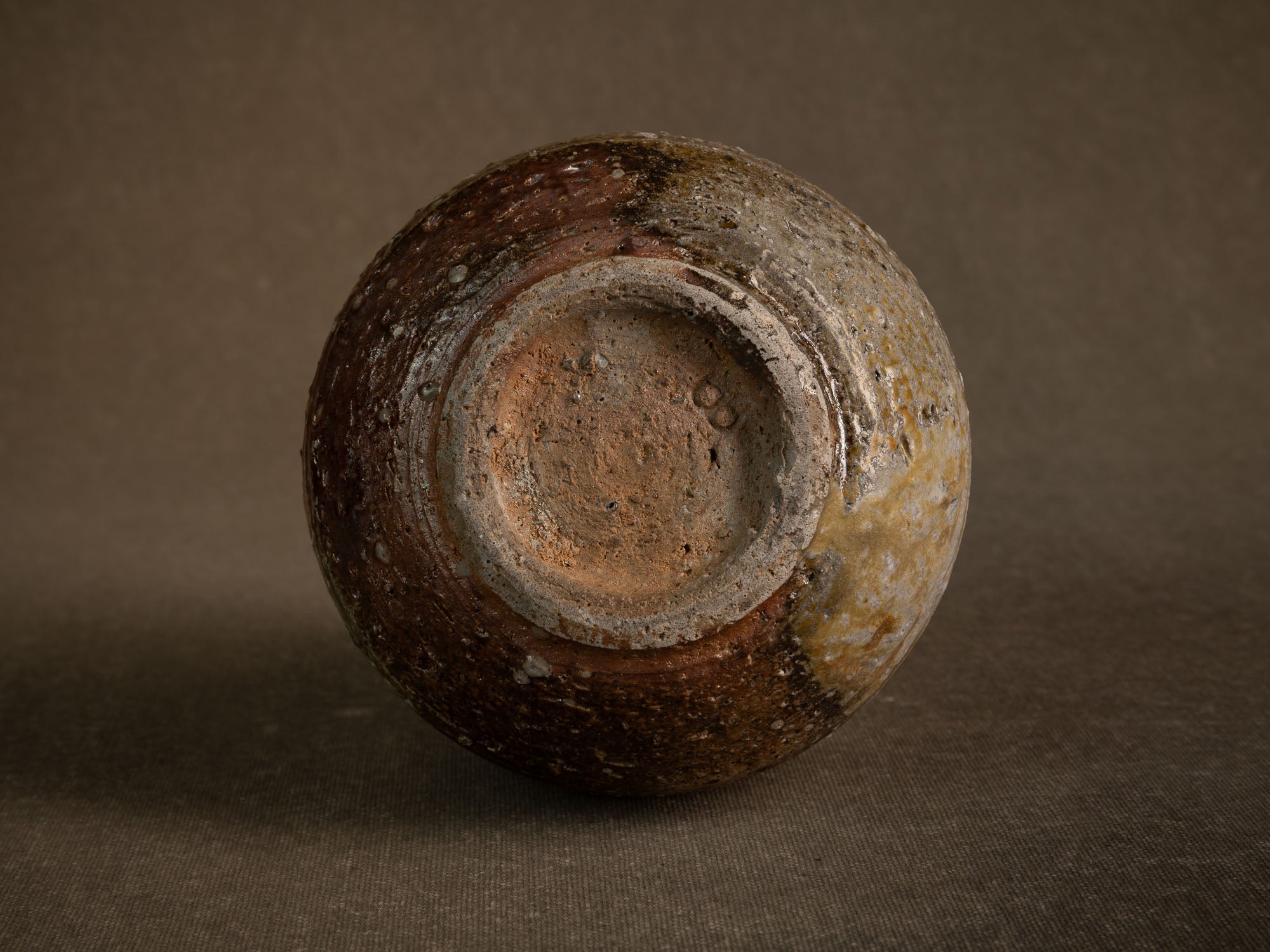 Vase en grès dans le style de shigaraki, Belgique (vers 1990)..Stoneware vase in the Shigaraki style, Belgium (circa 1990)