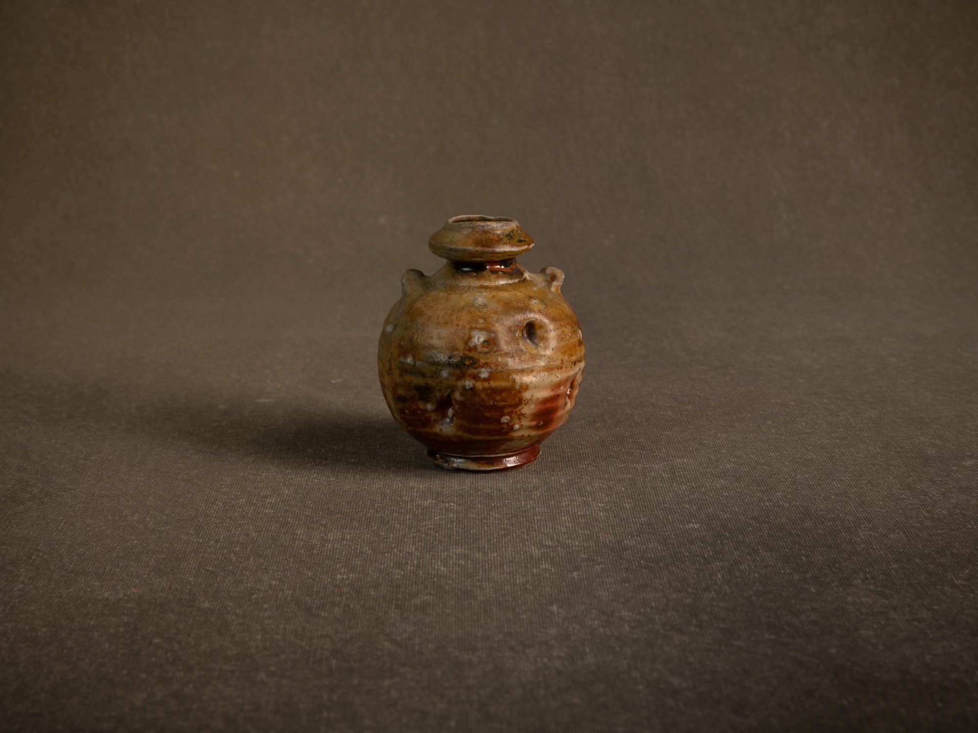 Duo de vases en grès fledspathique dans le style de shigaraki, Belgique (vers 1990)..Pair of stoneware vases in the Shigaraki style, Belgium (circa 1990)