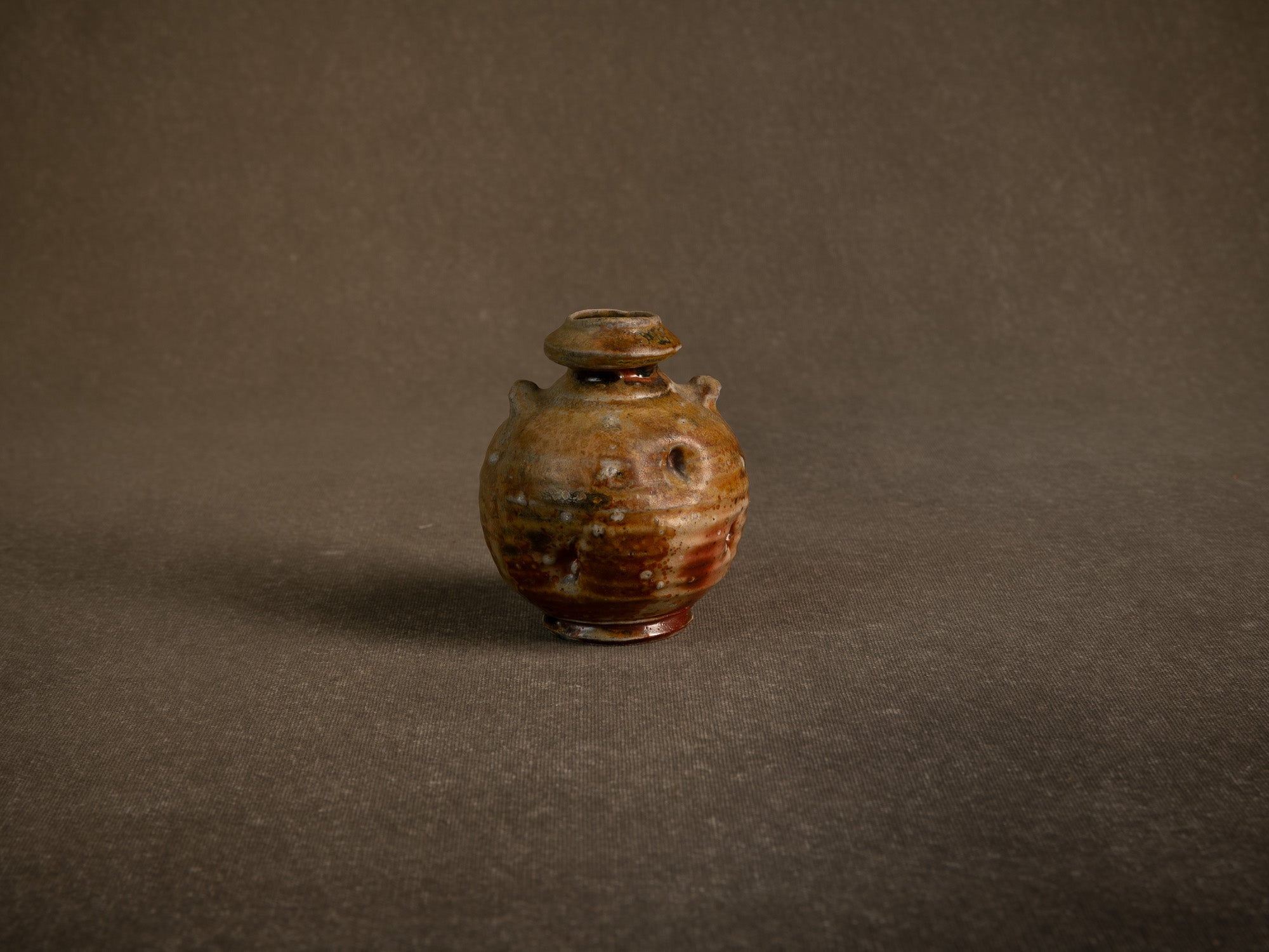 Vase à oreilles en grès fledspathique dans le style de shigaraki, Belgique (vers 1990)..Stoneware vase in the Shigaraki style, Belgium (circa 1990)