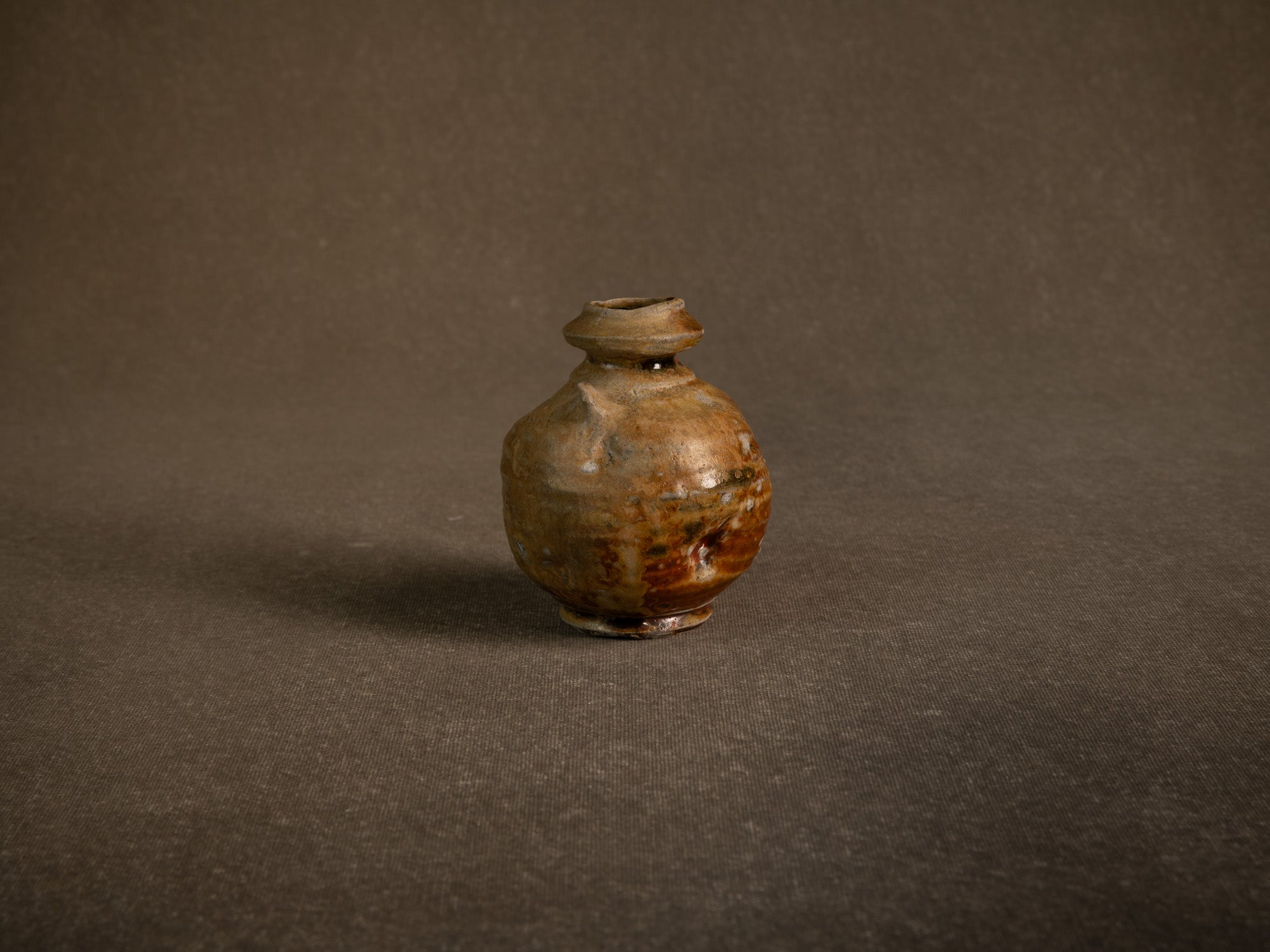 Duo de vases en grès fledspathique dans le style de shigaraki, Belgique (vers 1990)..Pair of stoneware vases in the Shigaraki style, Belgium (circa 1990)