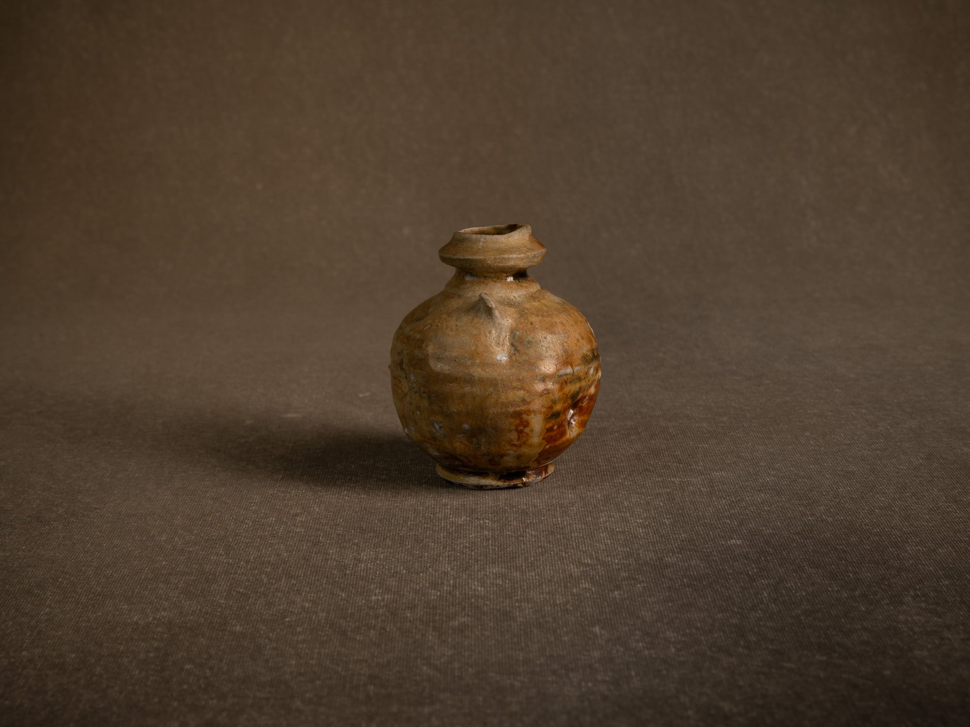 Vase à oreilles en grès fledspathique dans le style de shigaraki, Belgique (vers 1990)..Stoneware vase in the Shigaraki style, Belgium (circa 1990)