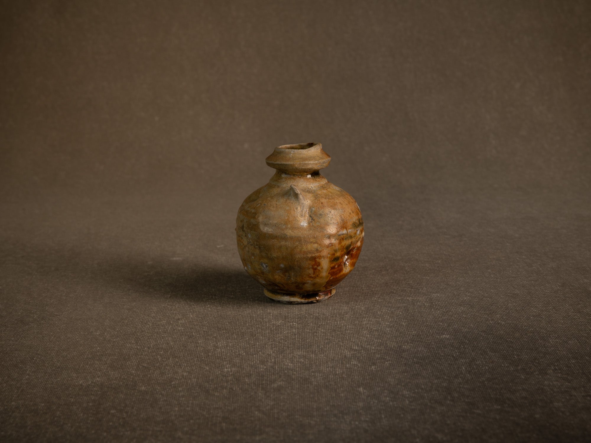 Vase à oreilles en grès fledspathique dans le style de shigaraki, Belgique (vers 1990)..Stoneware vase in the Shigaraki style, Belgium (circa 1990)