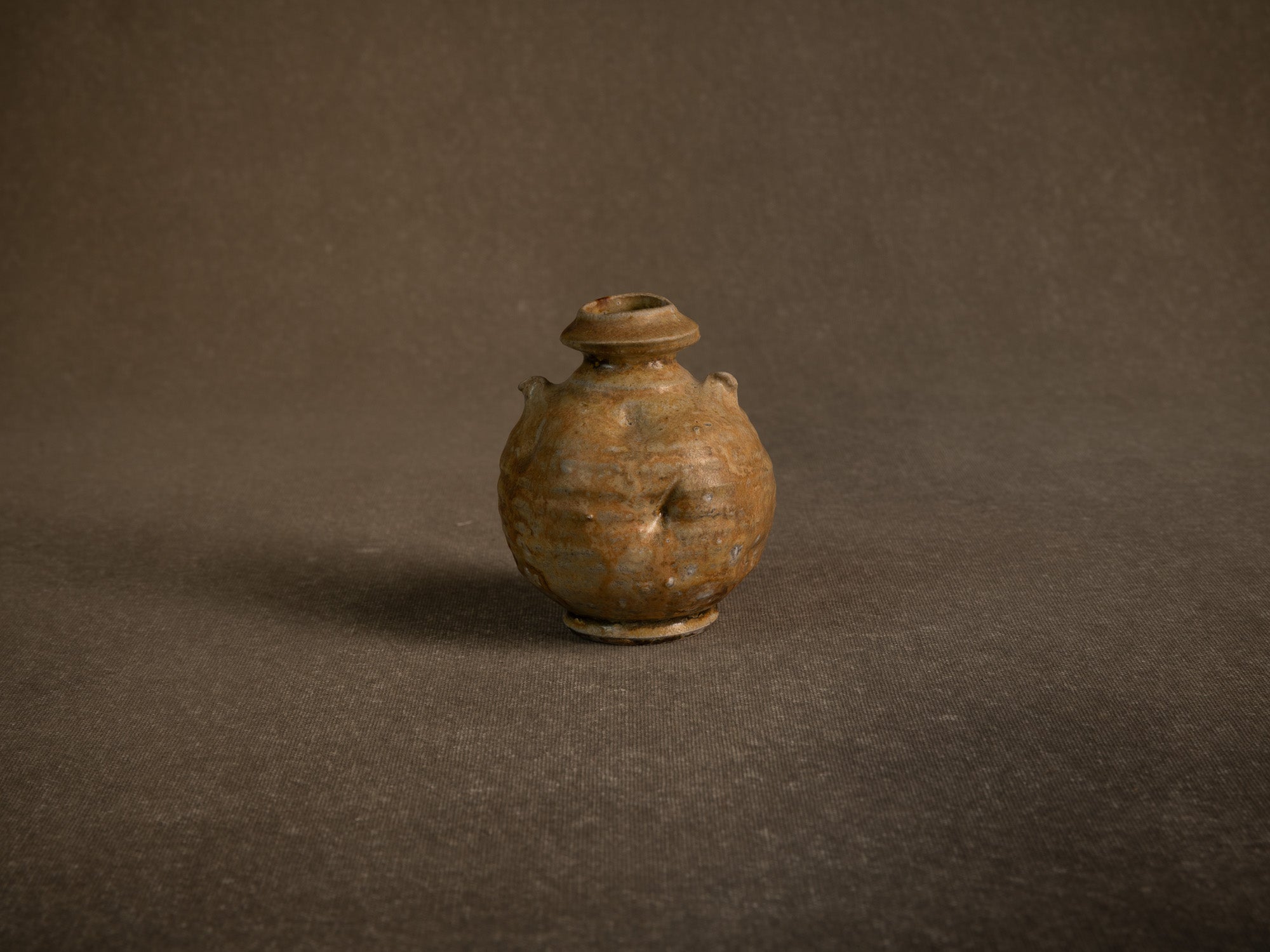 Duo de vases en grès fledspathique dans le style de shigaraki, Belgique (vers 1990)..Pair of stoneware vases in the Shigaraki style, Belgium (circa 1990)