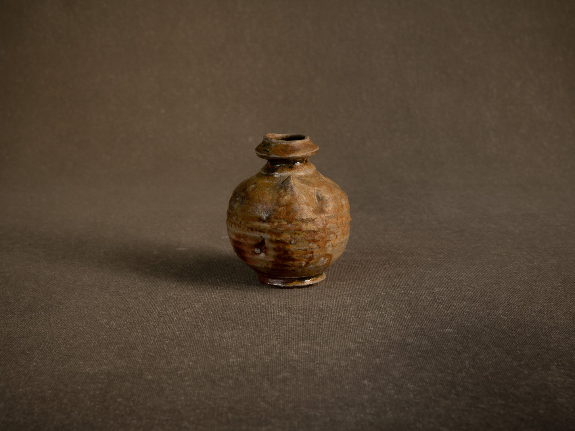 Duo de vases en grès fledspathique dans le style de shigaraki, Belgique (vers 1990)..Pair of stoneware vases in the Shigaraki style, Belgium (circa 1990)