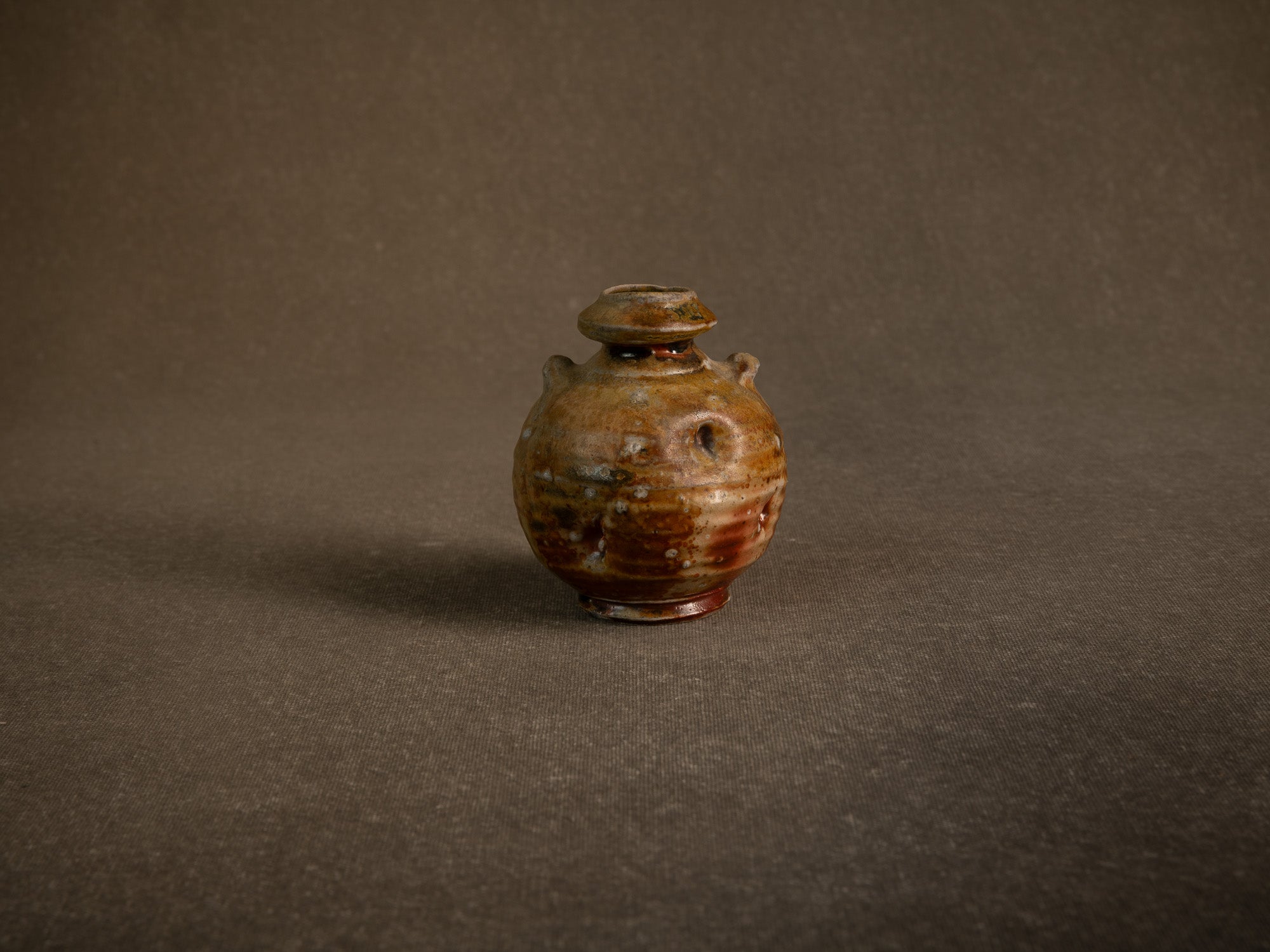 Vase à oreilles en grès fledspathique dans le style de shigaraki, Belgique (vers 1990)..Stoneware vase in the Shigaraki style, Belgium (circa 1990)