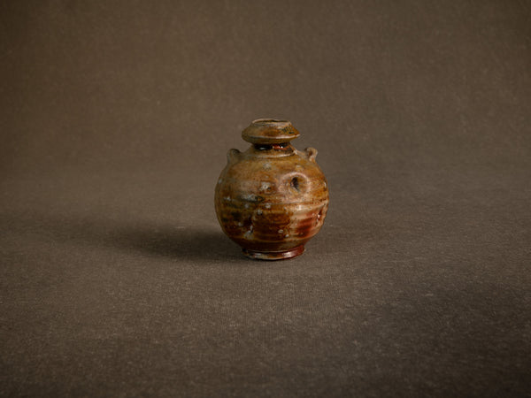 Vase à oreilles en grès fledspathique dans le style de shigaraki, Belgique (vers 1990)..Stoneware vase in the Shigaraki style, Belgium (circa 1990)