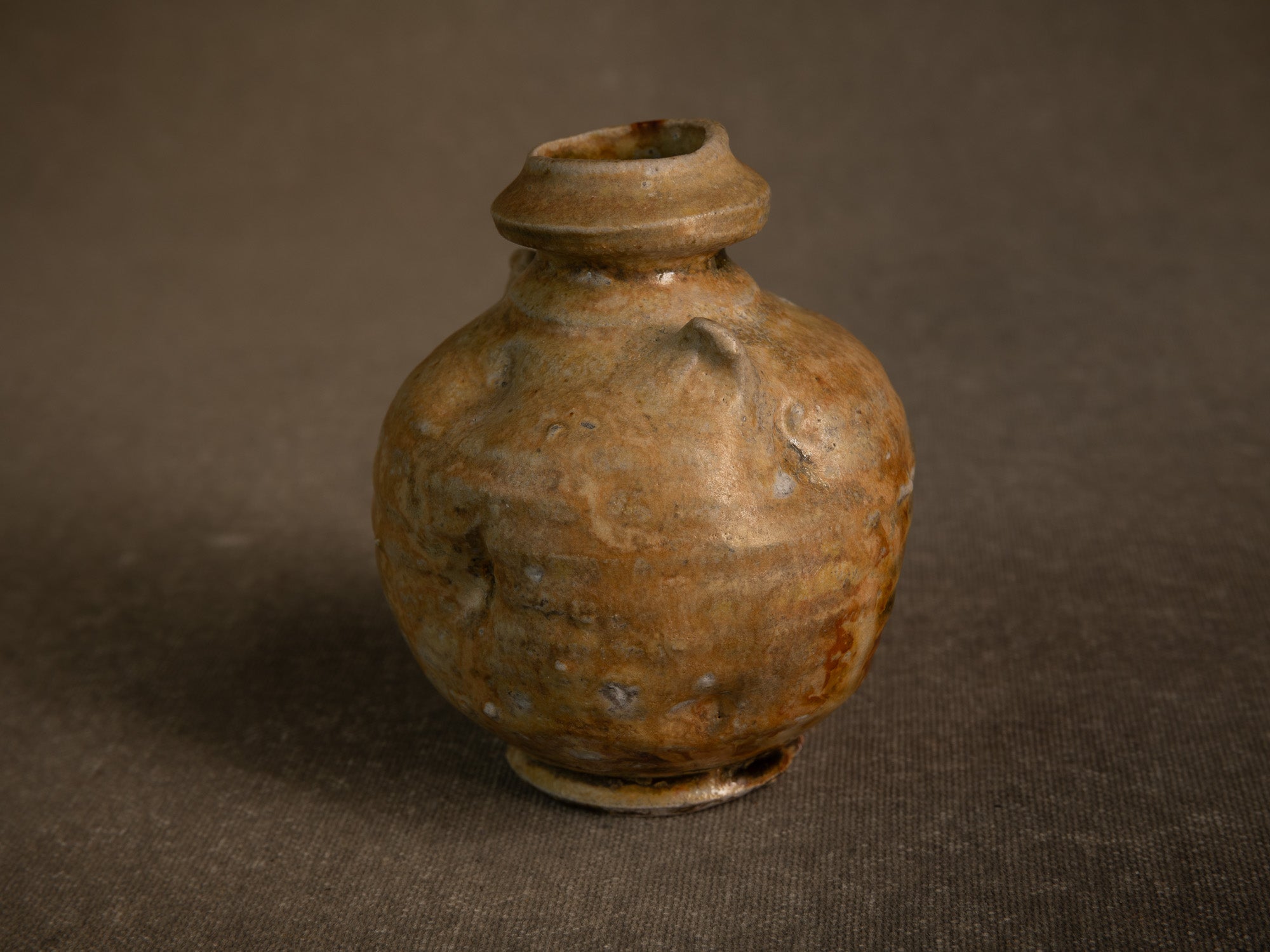 Duo de vases en grès fledspathique dans le style de shigaraki, Belgique (vers 1990)..Pair of stoneware vases in the Shigaraki style, Belgium (circa 1990)