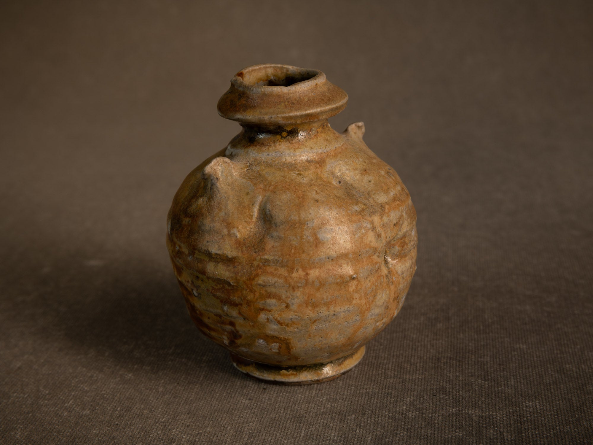 Duo de vases en grès fledspathique dans le style de shigaraki, Belgique (vers 1990)..Pair of stoneware vases in the Shigaraki style, Belgium (circa 1990)