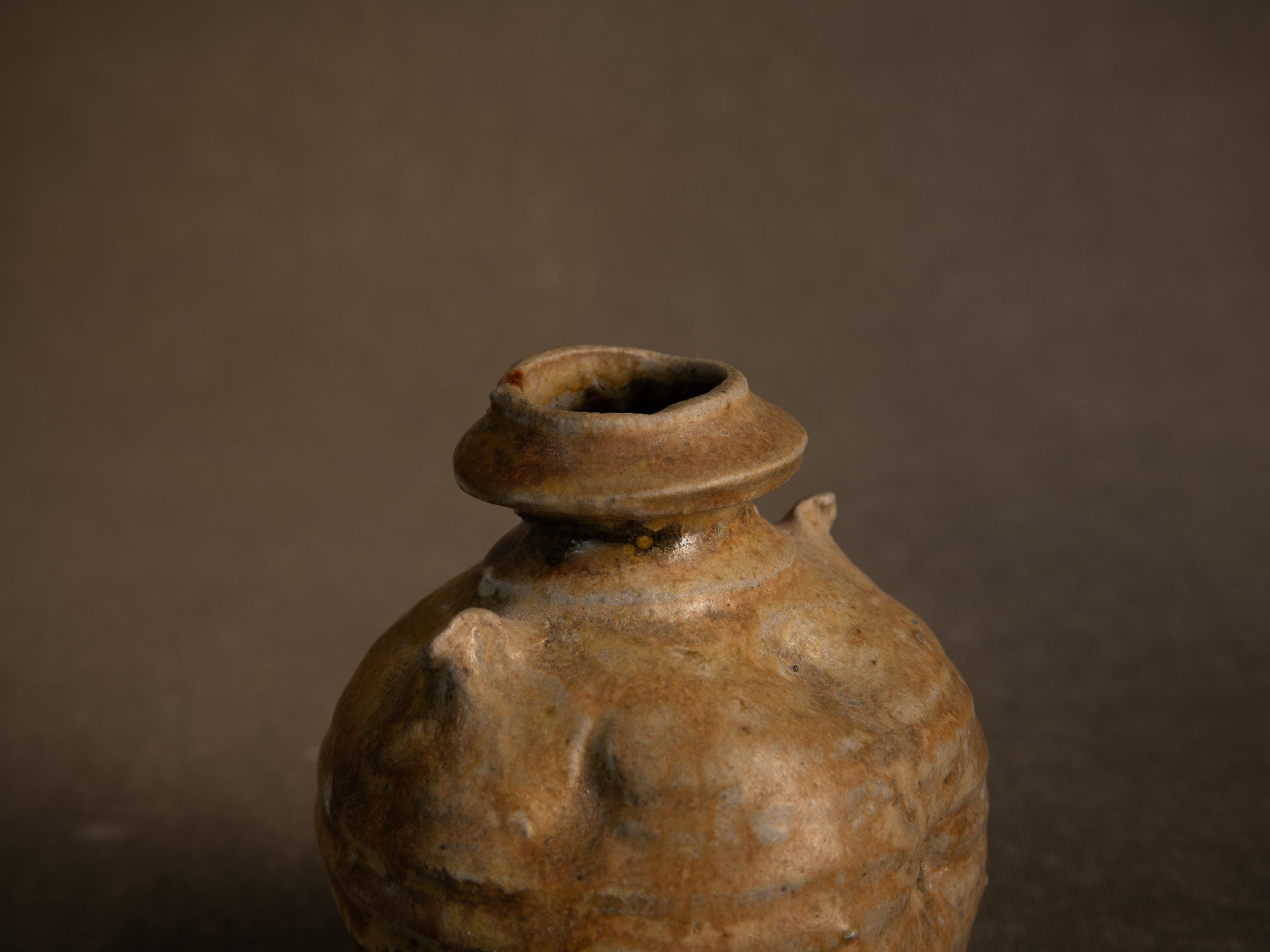 Vase à oreilles en grès fledspathique dans le style de shigaraki, Belgique (vers 1990)..Stoneware vase in the Shigaraki style, Belgium (circa 1990)