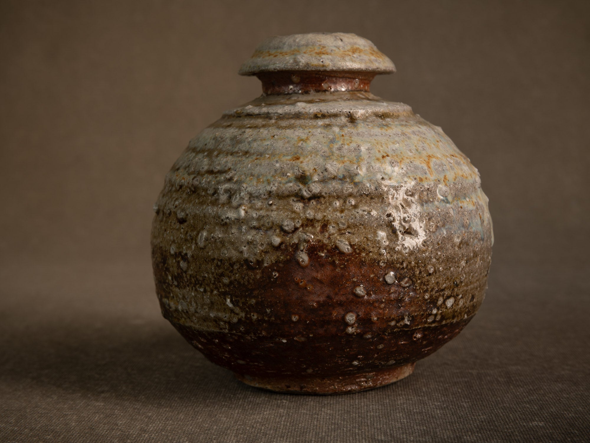 Vase en grès dans le style de shigaraki, Belgique (vers 1990)..Stoneware vase in the Shigaraki style, Belgium (circa 1990)