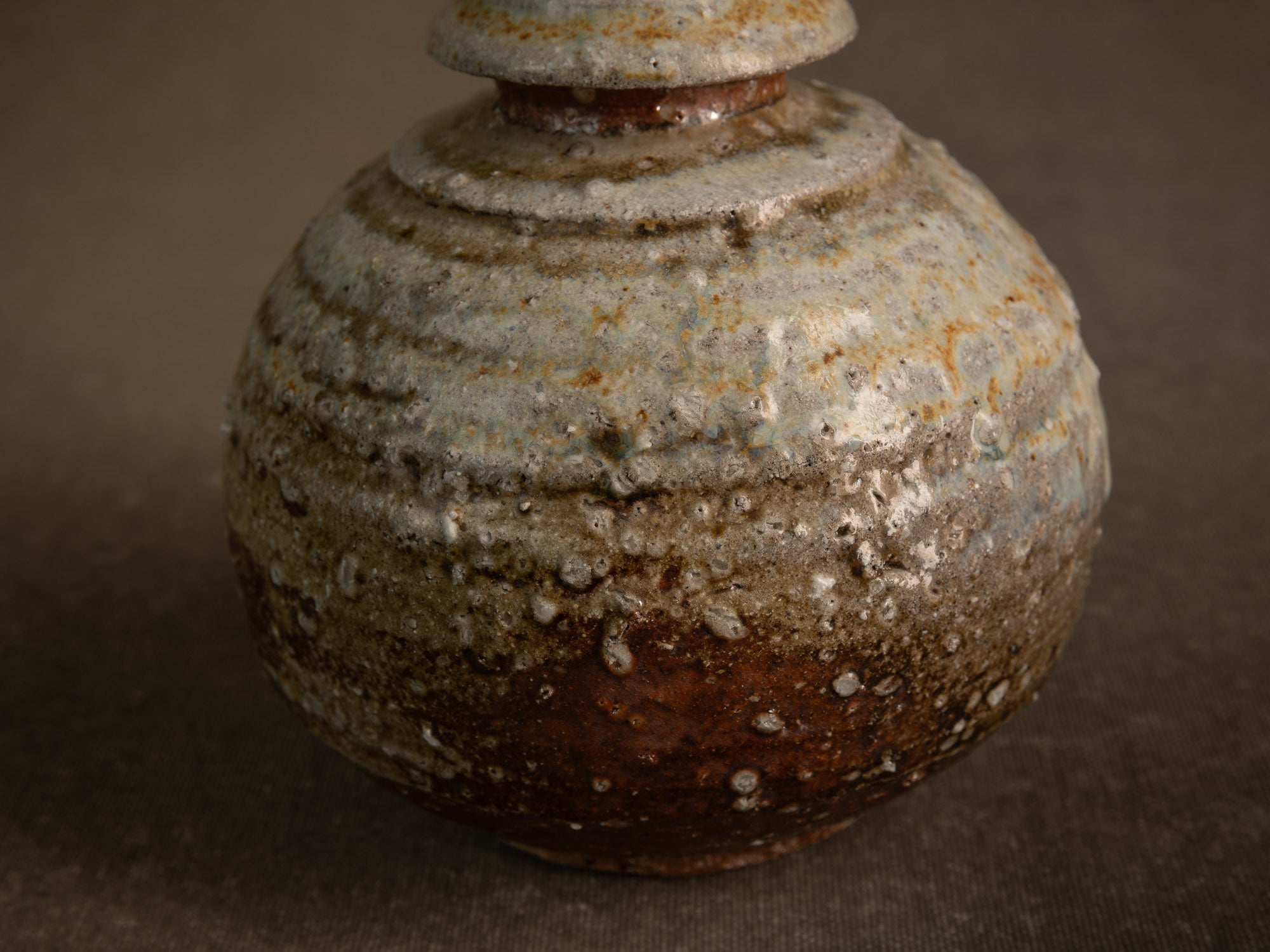 Vase en grès dans le style de shigaraki, Belgique (vers 1990)..Stoneware vase in the Shigaraki style, Belgium (circa 1990)
