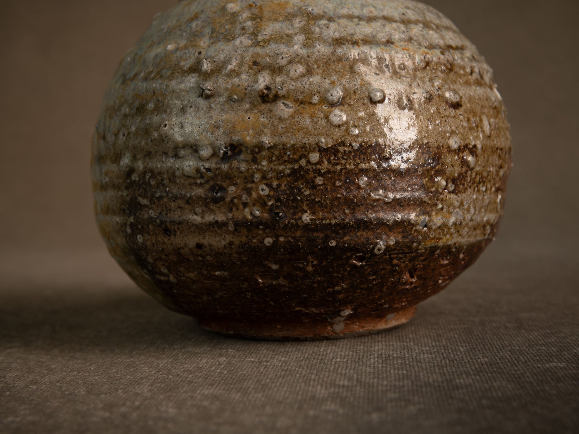 Vase en grès dans le style de shigaraki, Belgique (vers 1990)..Stoneware vase in the Shigaraki style, Belgium (circa 1990)