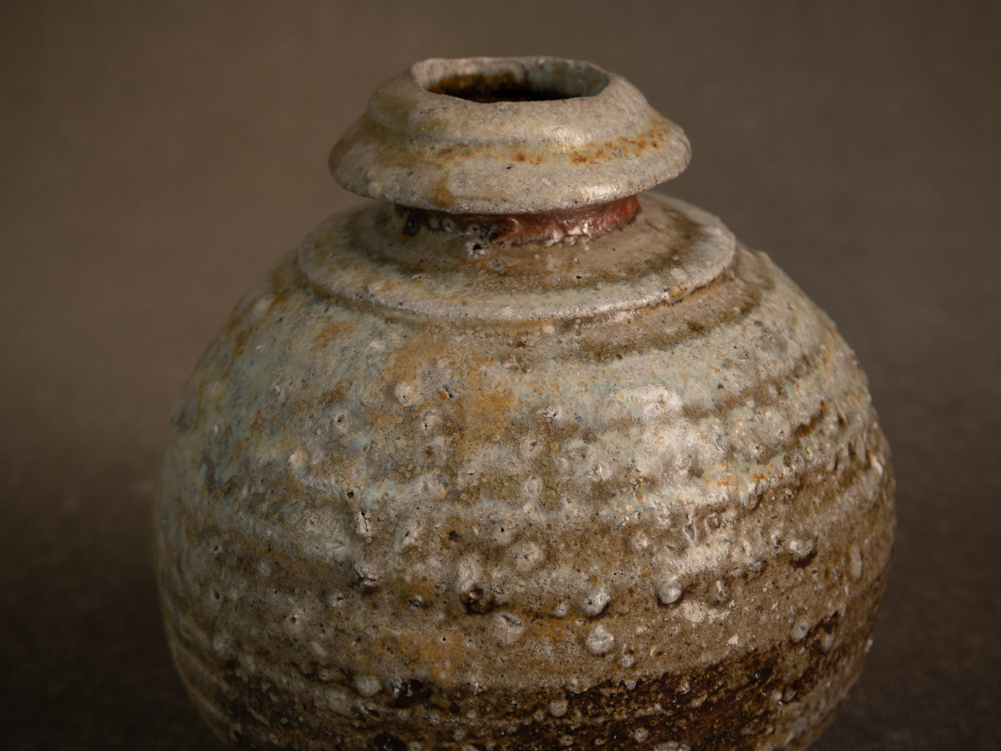 Vase en grès dans le style de shigaraki, Belgique (vers 1990)..Stoneware vase in the Shigaraki style, Belgium (circa 1990)