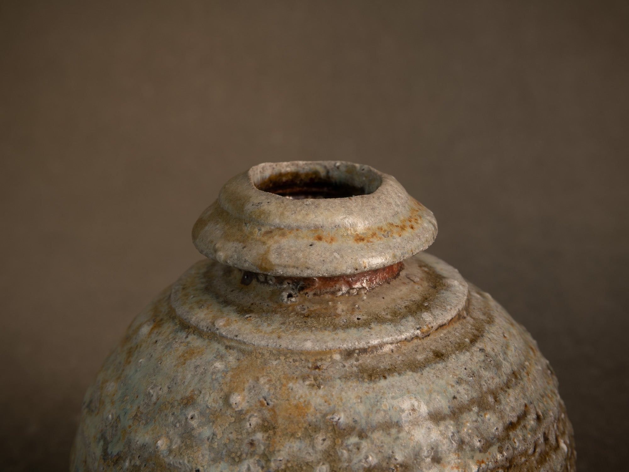 Vase en grès dans le style de shigaraki, Belgique (vers 1990)..Stoneware vase in the Shigaraki style, Belgium (circa 1990)