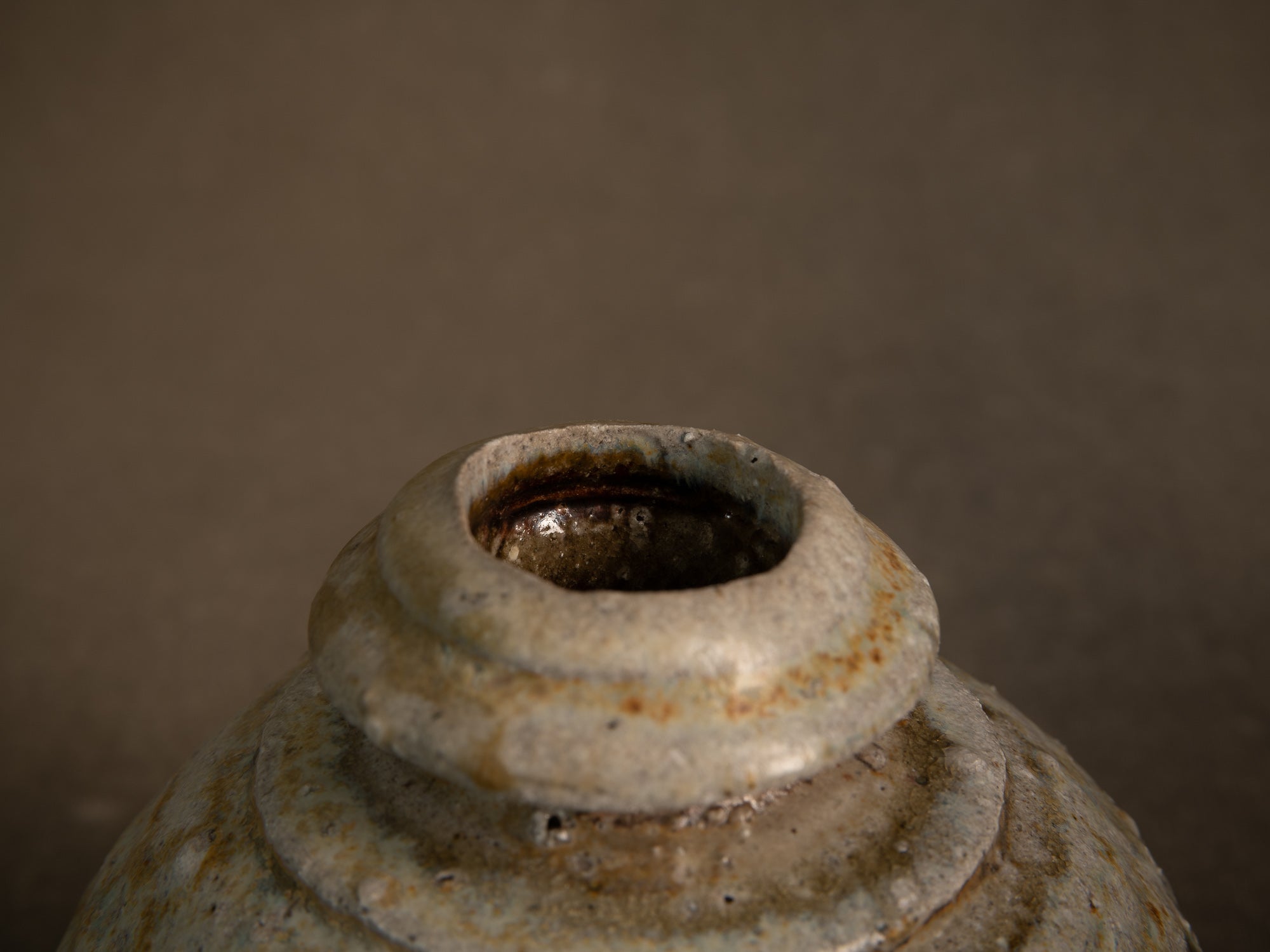 Vase en grès dans le style de shigaraki, Belgique (vers 1990)..Stoneware vase in the Shigaraki style, Belgium (circa 1990)