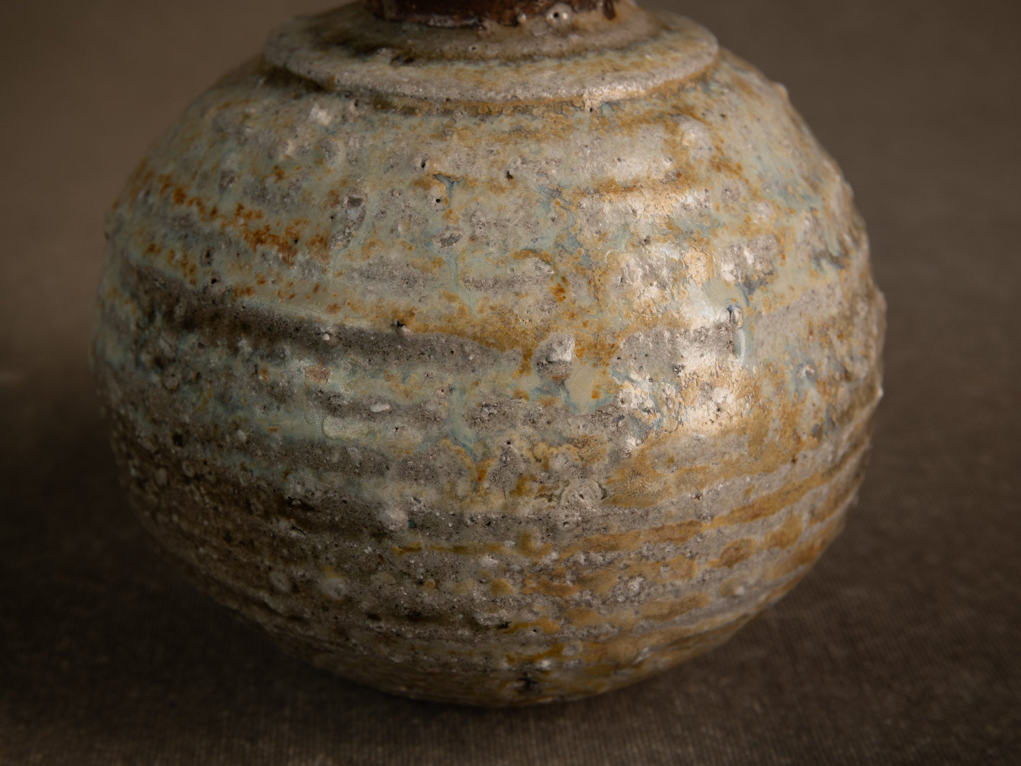Vase en grès dans le style de shigaraki, Belgique (vers 1990)..Stoneware vase in the Shigaraki style, Belgium (circa 1990)