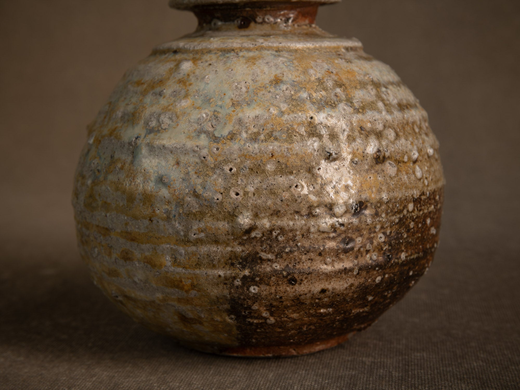 Vase en grès dans le style de shigaraki, Belgique (vers 1990)..Stoneware vase in the Shigaraki style, Belgium (circa 1990)