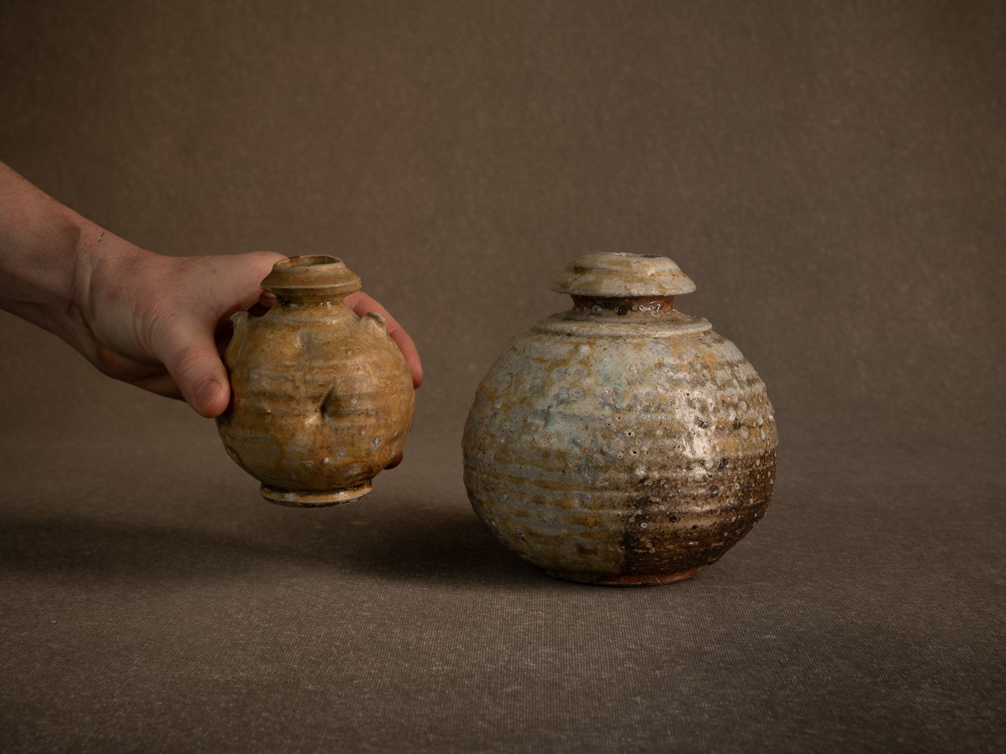 Vase à oreilles en grès fledspathique dans le style de shigaraki, Belgique (vers 1990)..Stoneware vase in the Shigaraki style, Belgium (circa 1990)