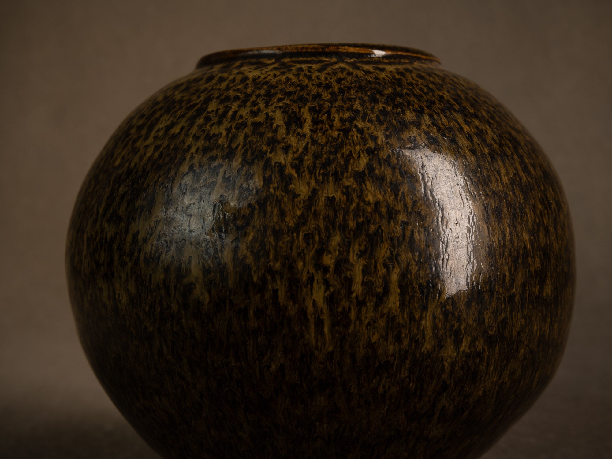 Vase boule en grès à émail goutte d'huile, France (circa 1980)..Stoneware sphere vase with oil-spot glaze, France (circa 1980)