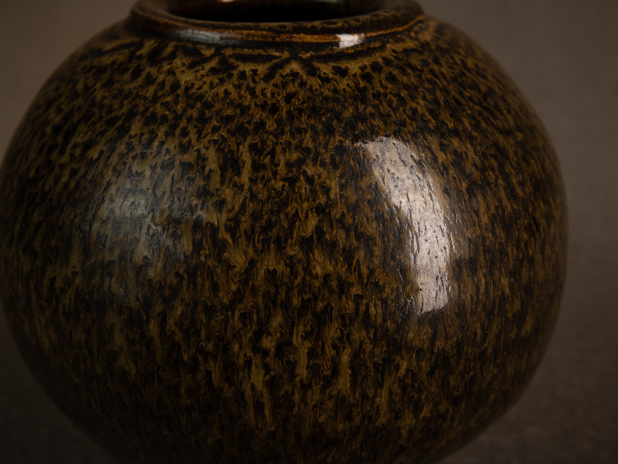 Vase boule en grès à émail goutte d'huile, France (circa 1980)..Stoneware sphere vase with oil-spot glaze, France (circa 1980)