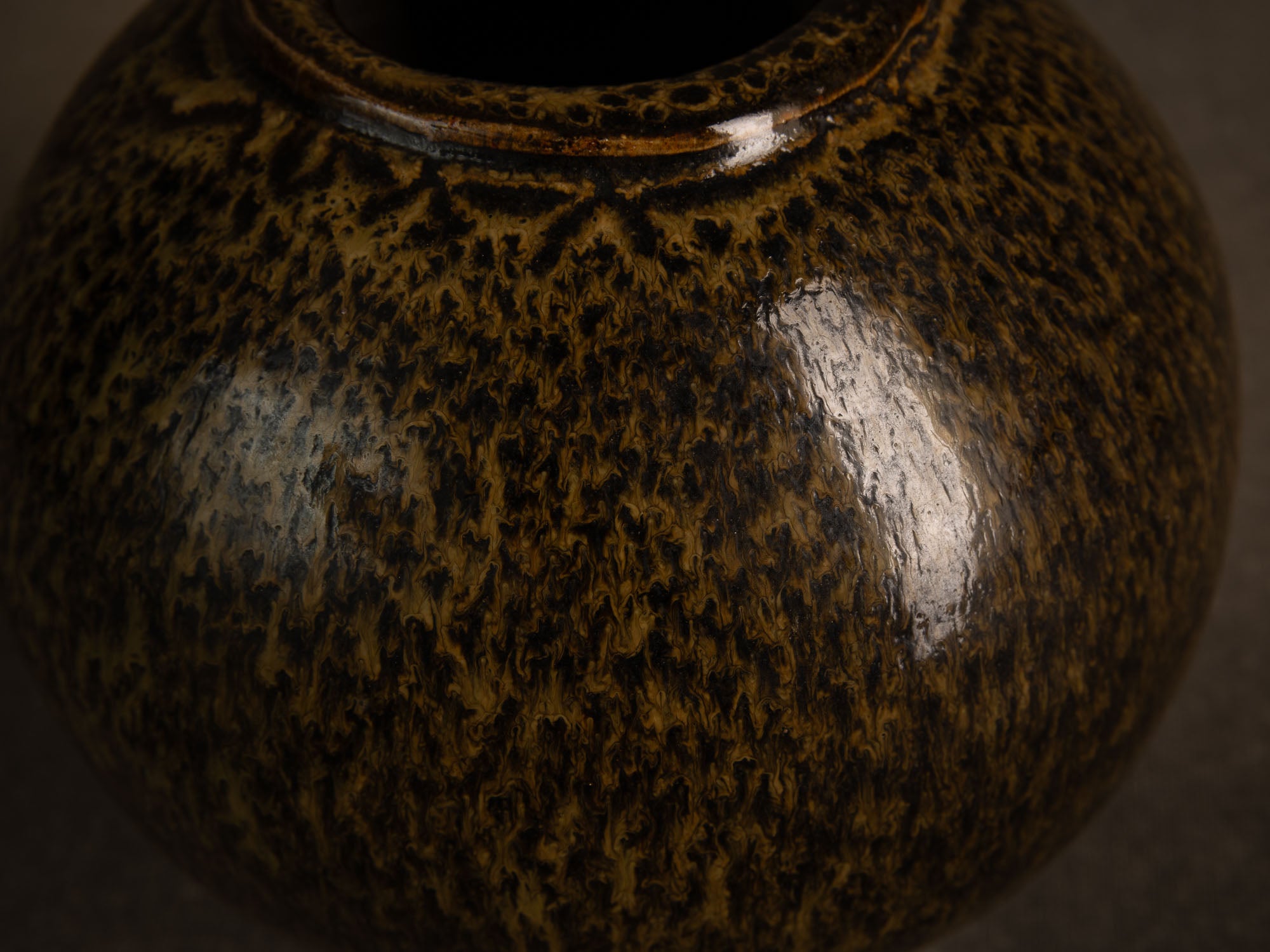 Vase boule en grès à émail goutte d'huile, France (circa 1980)..Stoneware sphere vase with oil-spot glaze, France (circa 1980)