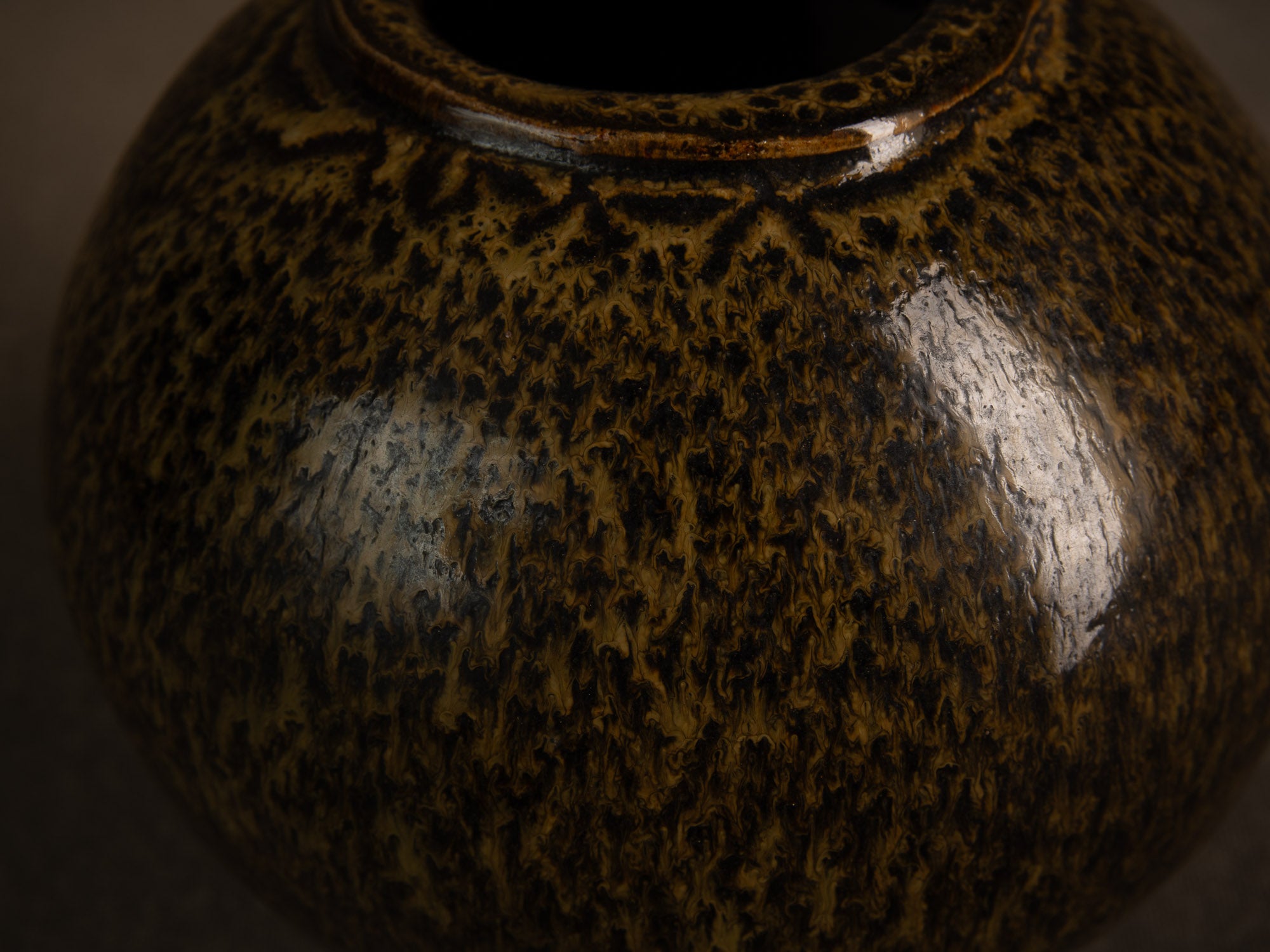 Vase boule en grès à émail goutte d'huile, France (circa 1980)..Stoneware sphere vase with oil-spot glaze, France (circa 1980)
