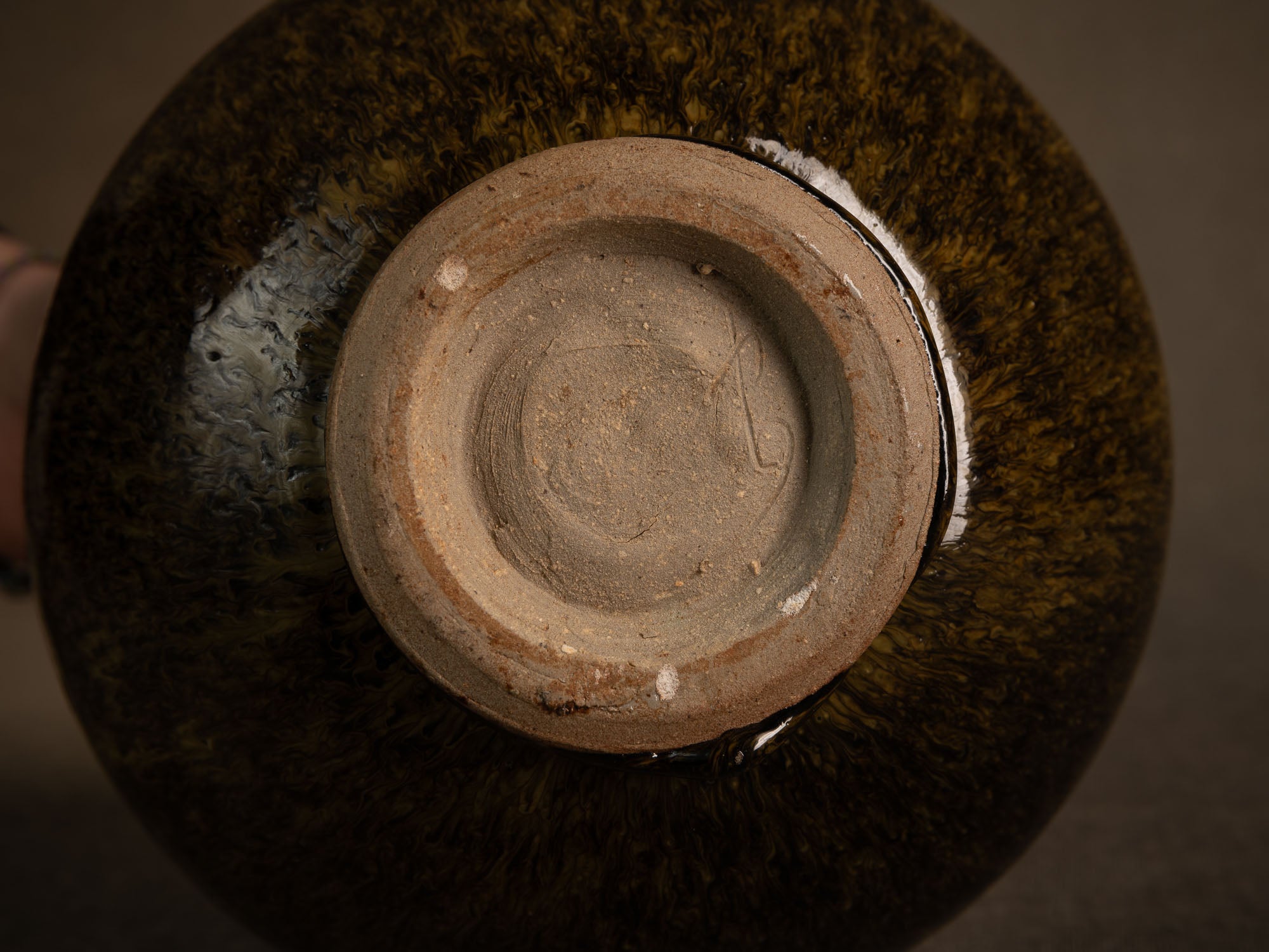 Vase boule en grès à émail goutte d'huile, France (circa 1980)..Stoneware sphere vase with oil-spot glaze, France (circa 1980)
