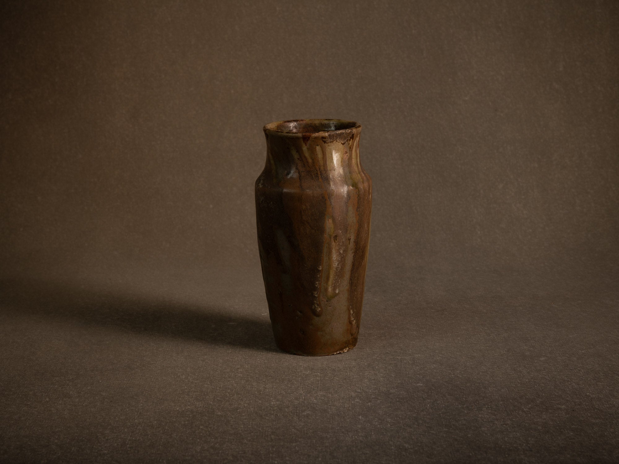 Vase en grès d'Albert Jacques à Saint‑Amand‑en‑Puisaye, France (vers 1920-25)..Oustanding japonisme stoneware vase by Albert Jacques in Saint‑Amand‑en‑Puisaye, France (circa 1920–25)