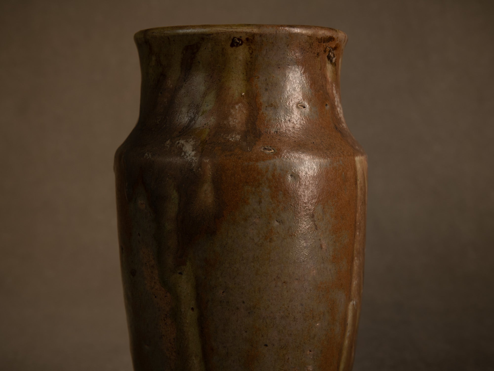 Vase en grès d'Albert Jacques à Saint‑Amand‑en‑Puisaye, France (vers 1920-25)..Oustanding japonisme stoneware vase by Albert Jacques in Saint‑Amand‑en‑Puisaye, France (circa 1920–25)
