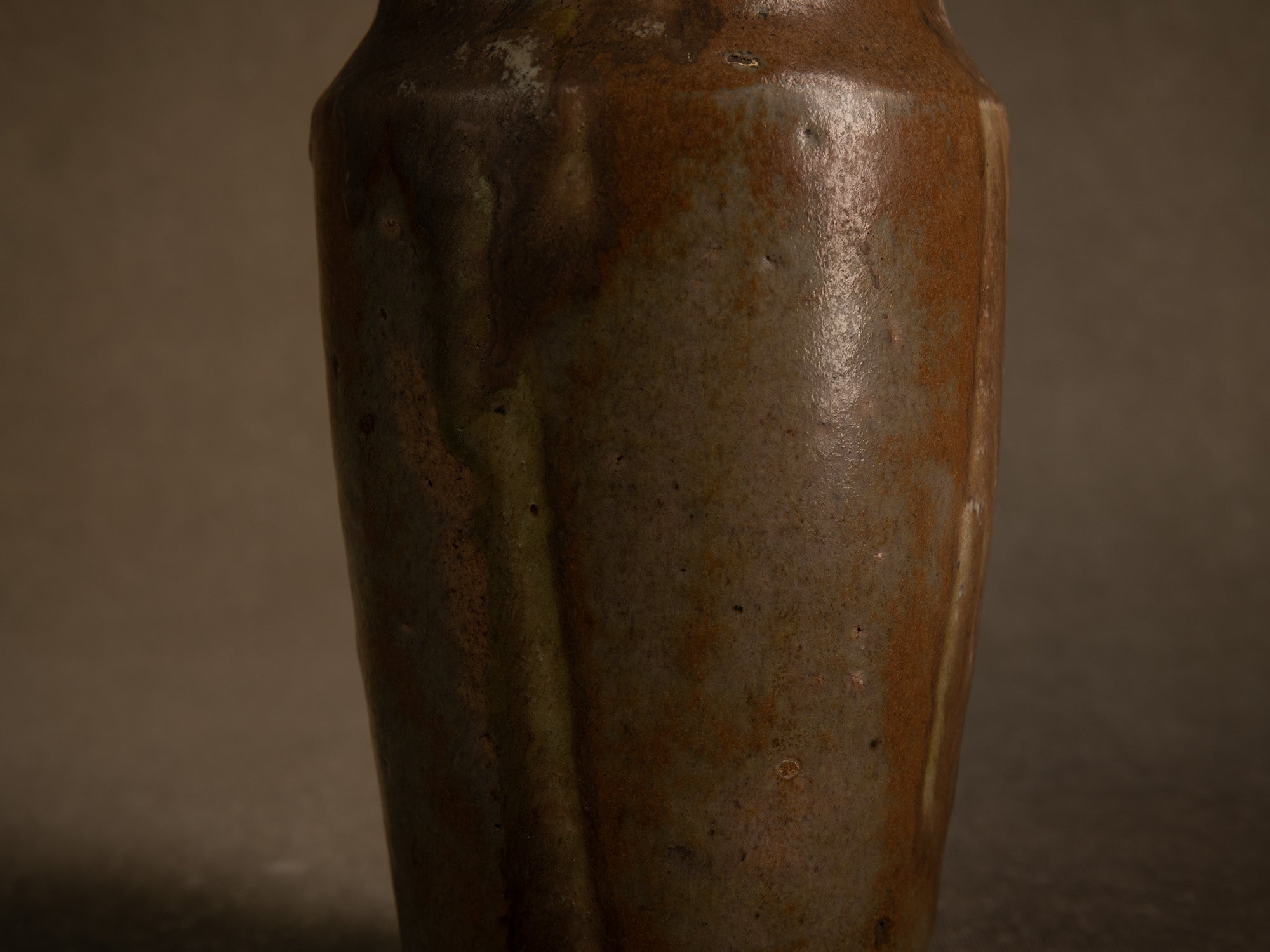 Vase en grès d'Albert Jacques à Saint‑Amand‑en‑Puisaye, France (vers 1920-25)..Oustanding japonisme stoneware vase by Albert Jacques in Saint‑Amand‑en‑Puisaye, France (circa 1920–25)