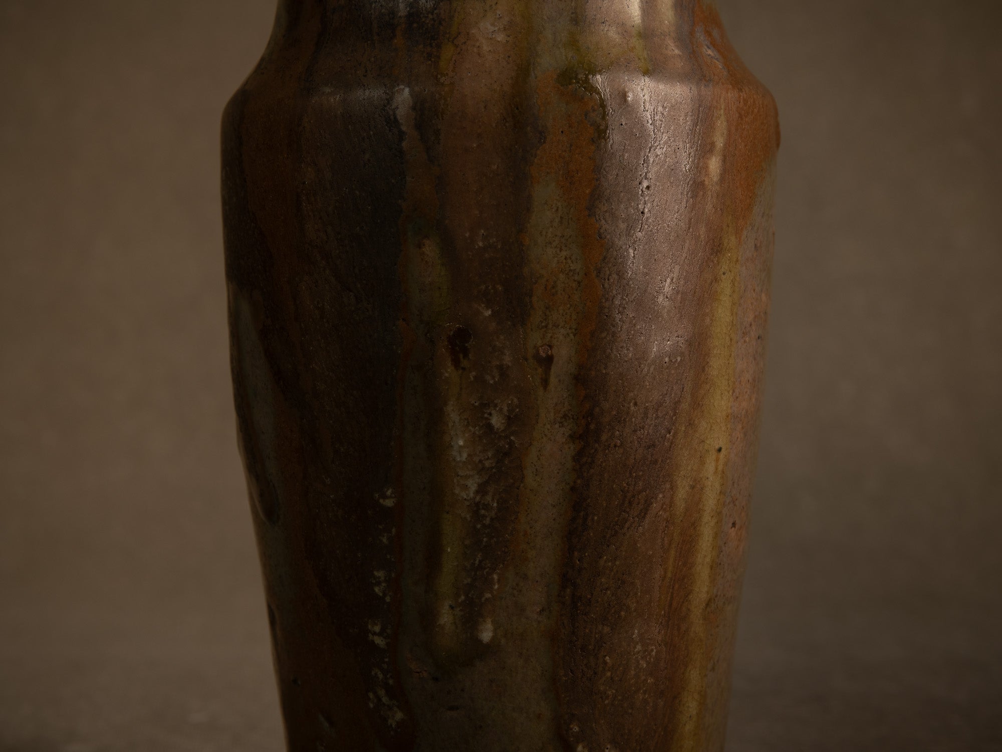 Vase en grès d'Albert Jacques à Saint‑Amand‑en‑Puisaye, France (vers 1920-25)..Oustanding japonisme stoneware vase by Albert Jacques in Saint‑Amand‑en‑Puisaye, France (circa 1920–25)