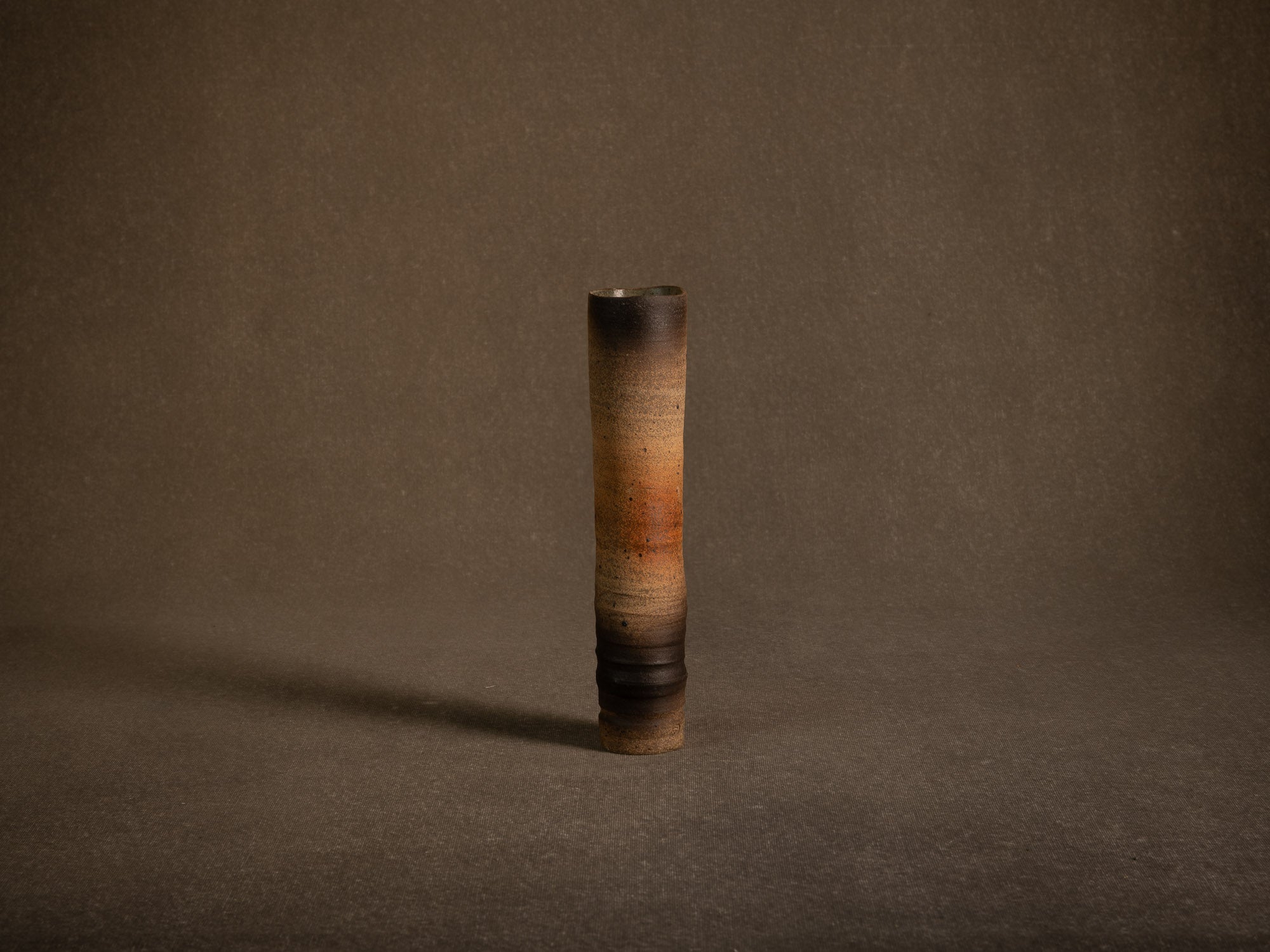 Vase rouleau en grès tourné par Jean-Paul et Suzy Brunet, Atelier Palègre, France (circa 1975)..Stoneware cylinder vase thrown by Jean-Paul and Suzy Brunet, Atelier Palègre, France (circa 1975)