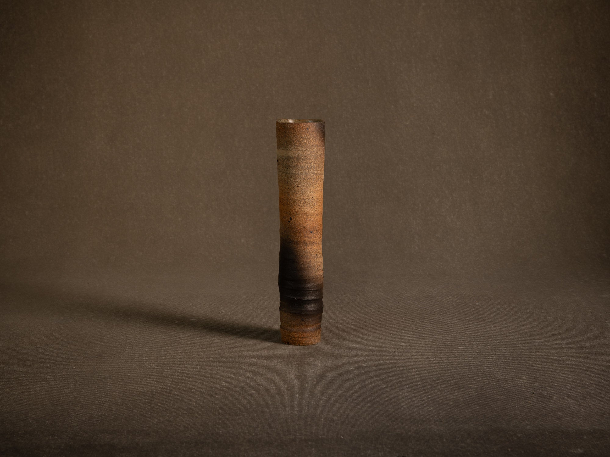 Vase rouleau en grès tourné par Jean-Paul et Suzy Brunet, Atelier Palègre, France (circa 1975)..Stoneware cylinder vase thrown by Jean-Paul and Suzy Brunet, Atelier Palègre, France (circa 1975)