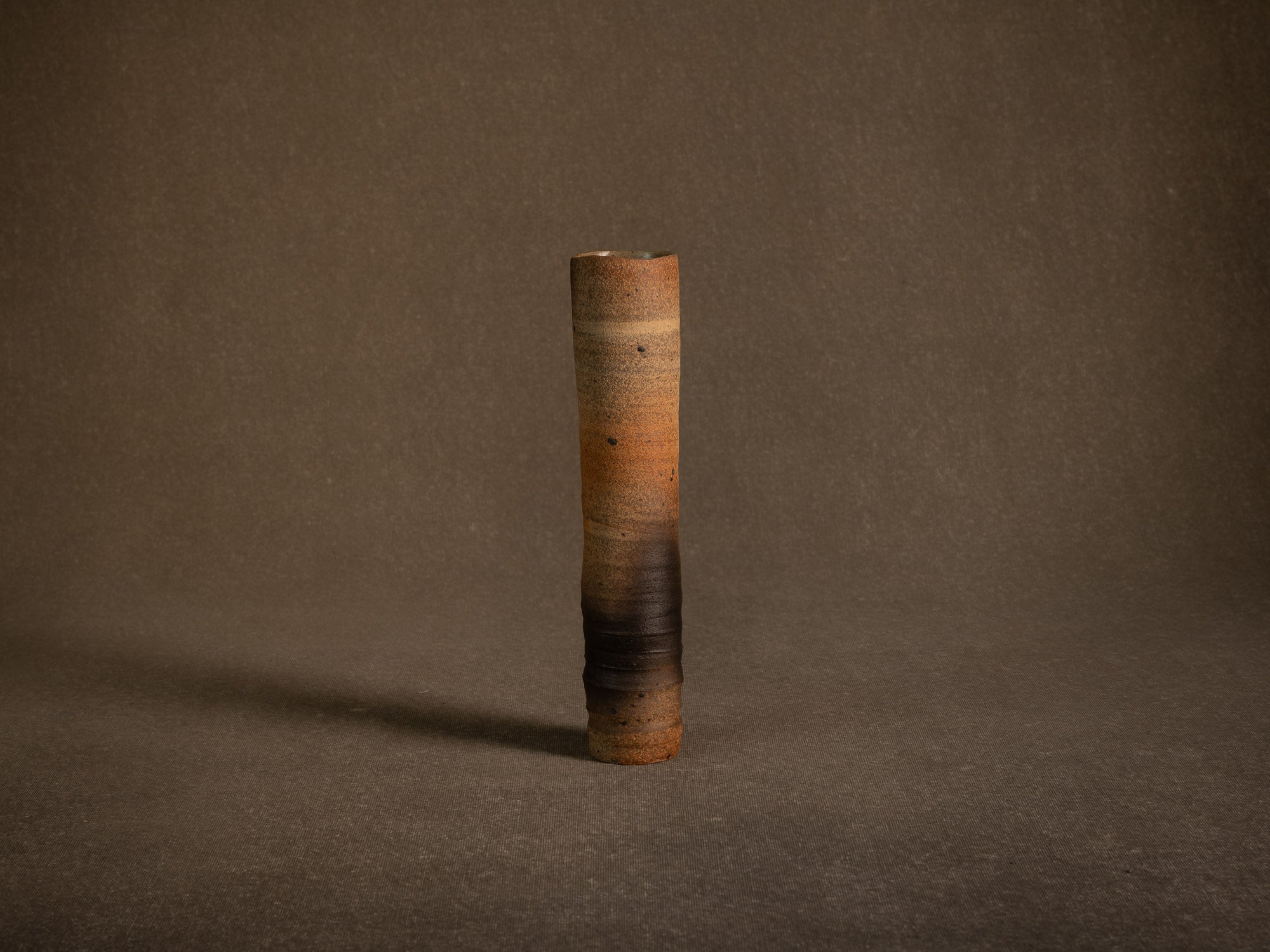 Vase rouleau en grès tourné par Jean-Paul et Suzy Brunet, Atelier Palègre, France (circa 1975)..Stoneware cylinder vase thrown by Jean-Paul and Suzy Brunet, Atelier Palègre, France (circa 1975)