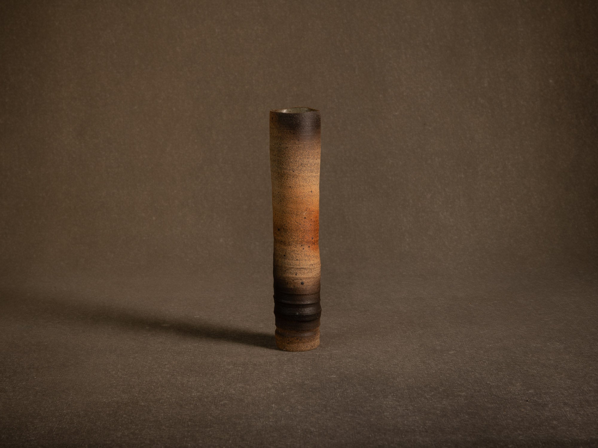 Vase rouleau en grès tourné par Jean-Paul et Suzy Brunet, Atelier Palègre, France (circa 1975)..Stoneware cylinder vase thrown by Jean-Paul and Suzy Brunet, Atelier Palègre, France (circa 1975)