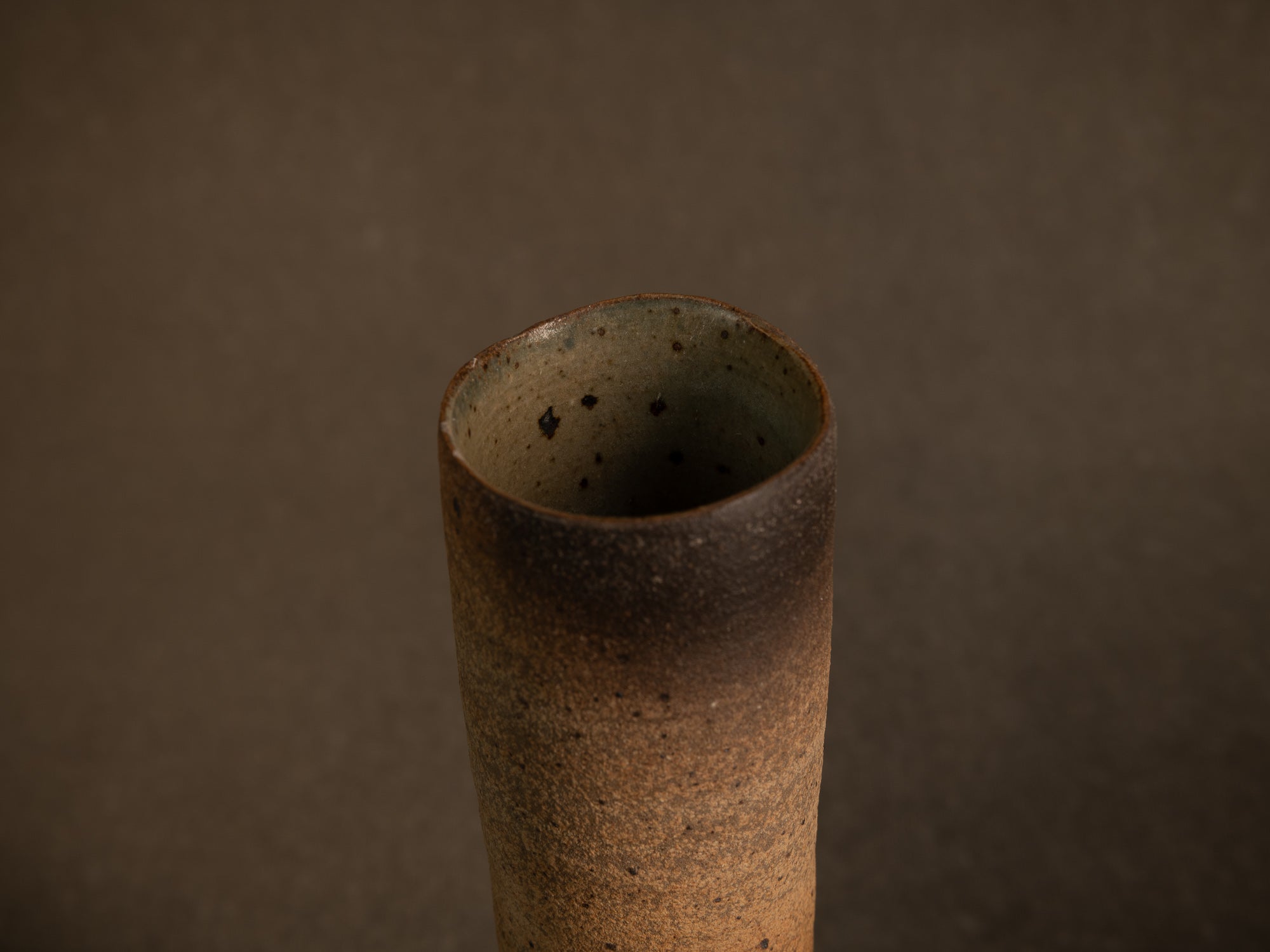 Vase rouleau en grès tourné par Jean-Paul et Suzy Brunet, Atelier Palègre, France (circa 1975)..Stoneware cylinder vase thrown by Jean-Paul and Suzy Brunet, Atelier Palègre, France (circa 1975)