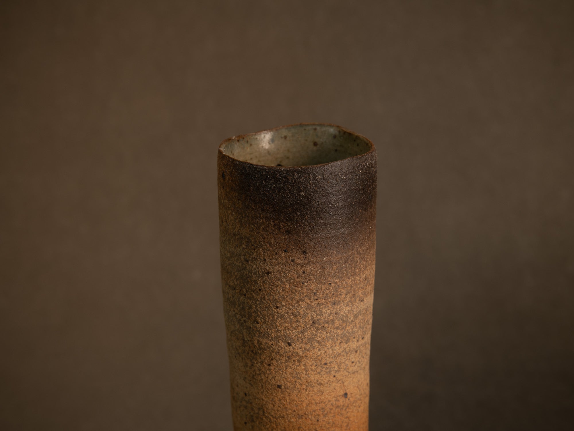 Vase rouleau en grès tourné par Jean-Paul et Suzy Brunet, Atelier Palègre, France (circa 1975)..Stoneware cylinder vase thrown by Jean-Paul and Suzy Brunet, Atelier Palègre, France (circa 1975)