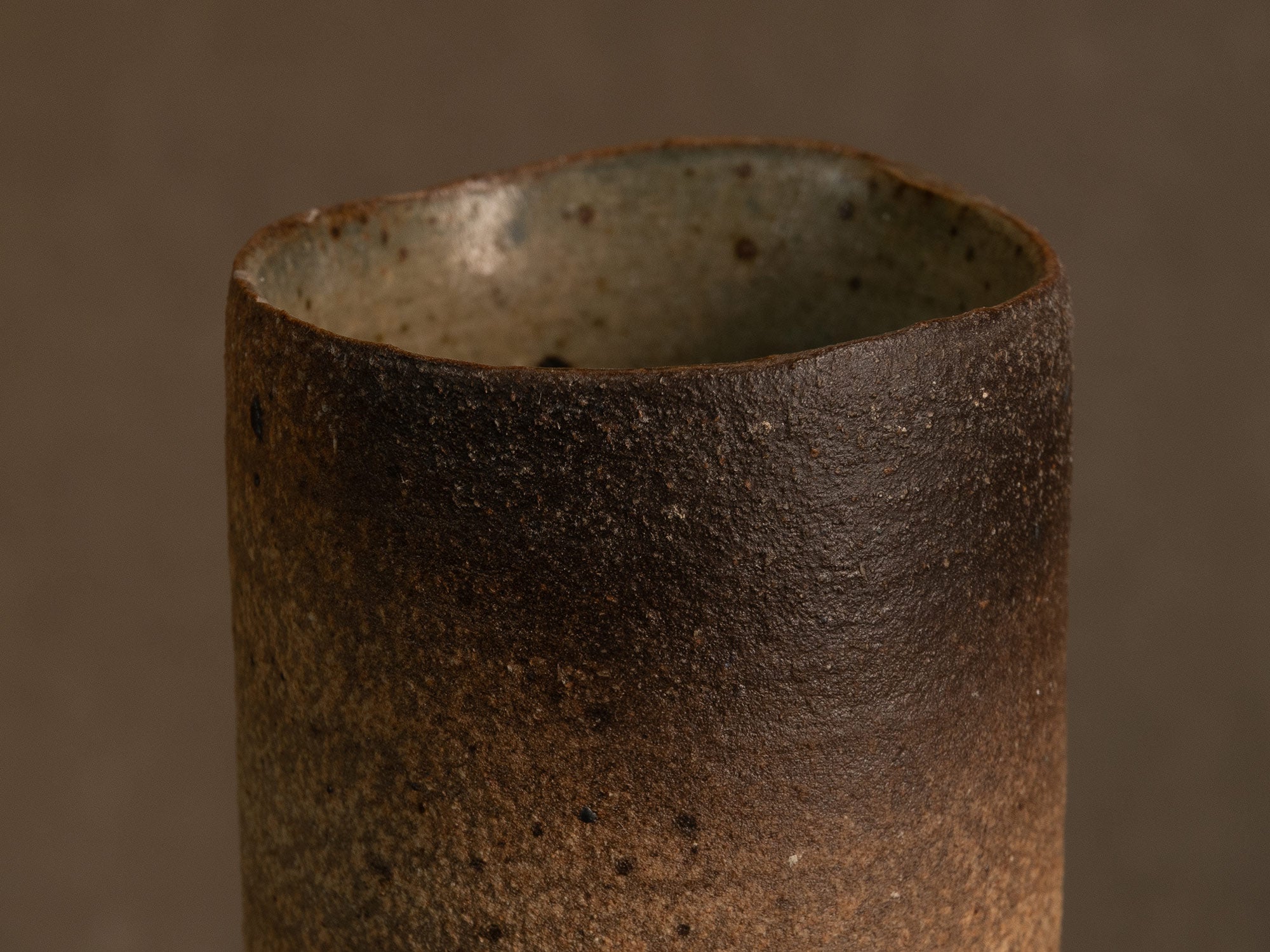 Vase rouleau en grès tourné par Jean-Paul et Suzy Brunet, Atelier Palègre, France (circa 1975)..Stoneware cylinder vase thrown by Jean-Paul and Suzy Brunet, Atelier Palègre, France (circa 1975)