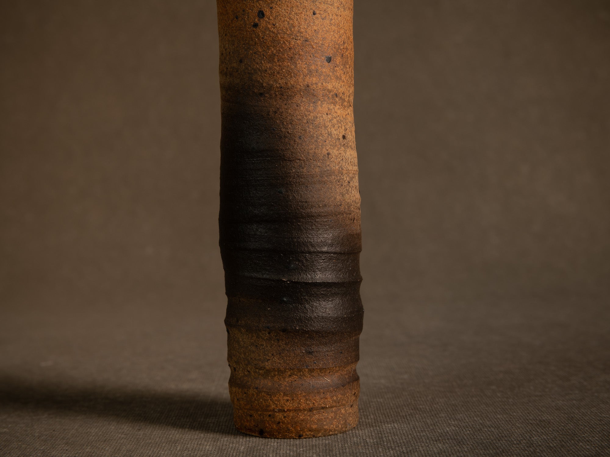 Vase rouleau en grès tourné par Jean-Paul et Suzy Brunet, Atelier Palègre, France (circa 1975)..Stoneware cylinder vase thrown by Jean-Paul and Suzy Brunet, Atelier Palègre, France (circa 1975)
