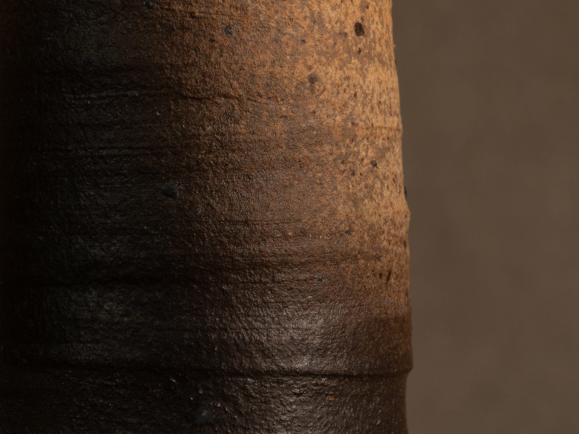 Vase rouleau en grès tourné par Jean-Paul et Suzy Brunet, Atelier Palègre, France (circa 1975)..Stoneware cylinder vase thrown by Jean-Paul and Suzy Brunet, Atelier Palègre, France (circa 1975)