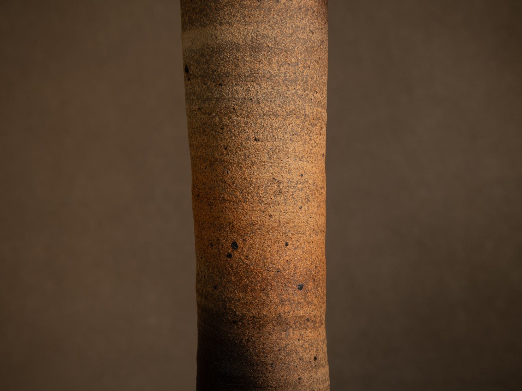 Vase rouleau en grès tourné par Jean-Paul et Suzy Brunet, Atelier Palègre, France (circa 1975)..Stoneware cylinder vase thrown by Jean-Paul and Suzy Brunet, Atelier Palègre, France (circa 1975)