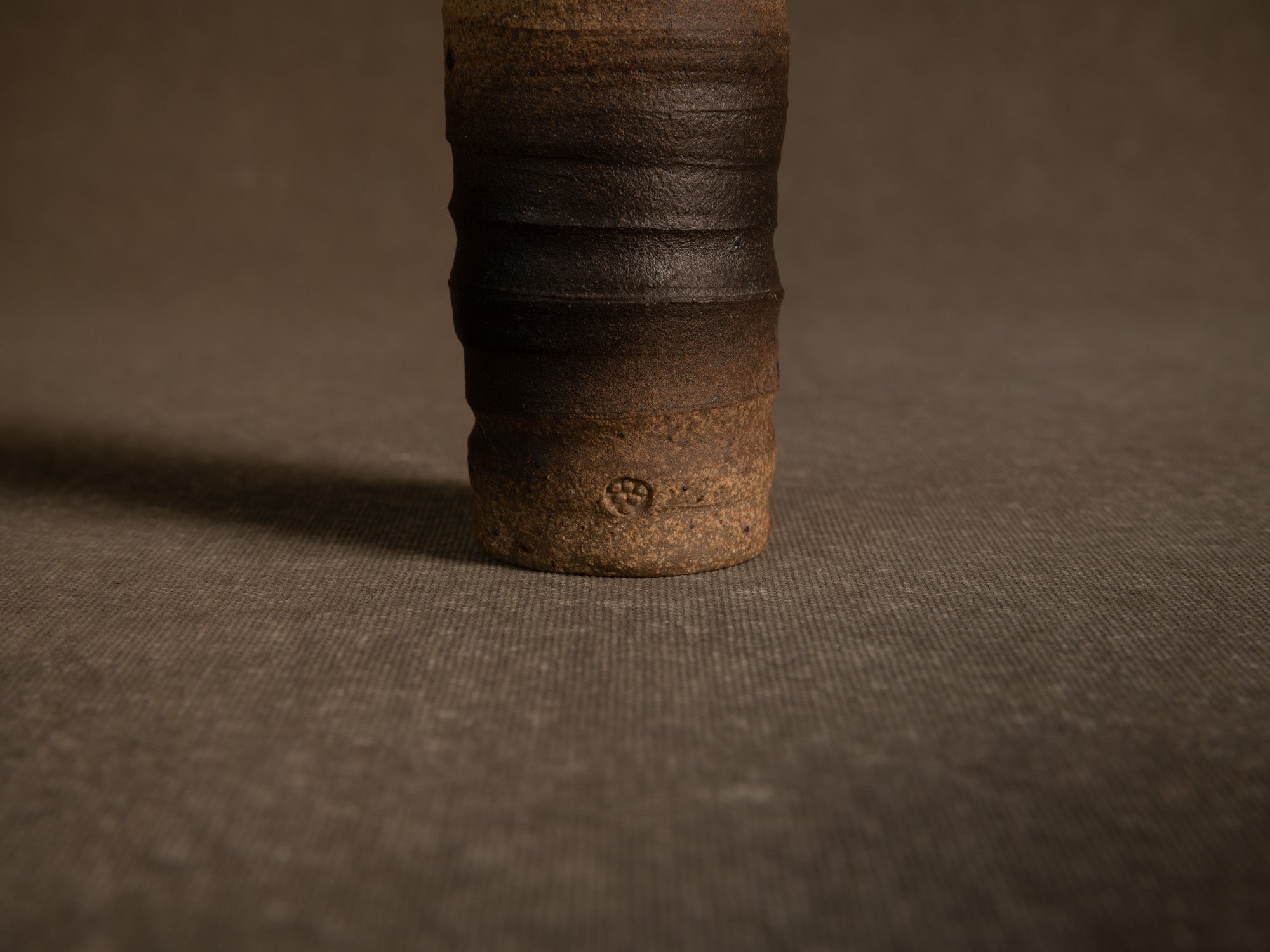 Vase rouleau en grès tourné par Jean-Paul et Suzy Brunet, Atelier Palègre, France (circa 1975)..Stoneware cylinder vase thrown by Jean-Paul and Suzy Brunet, Atelier Palègre, France (circa 1975)